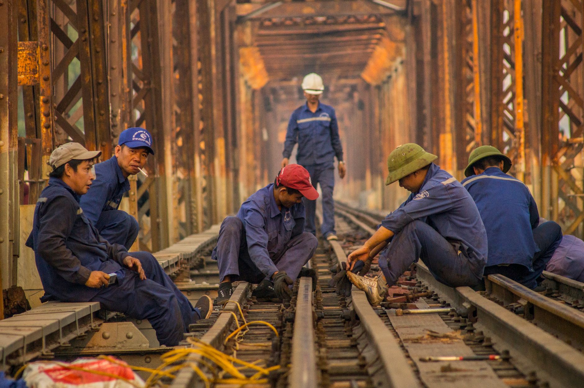 Tren de cale ferată în șantier, muncitori și utilaje Tren de cale ferată în șantier, muncitori și utilaje