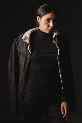 Portrait editorial, veste sombre a col mouton — photo Waldir Evora on Pexels