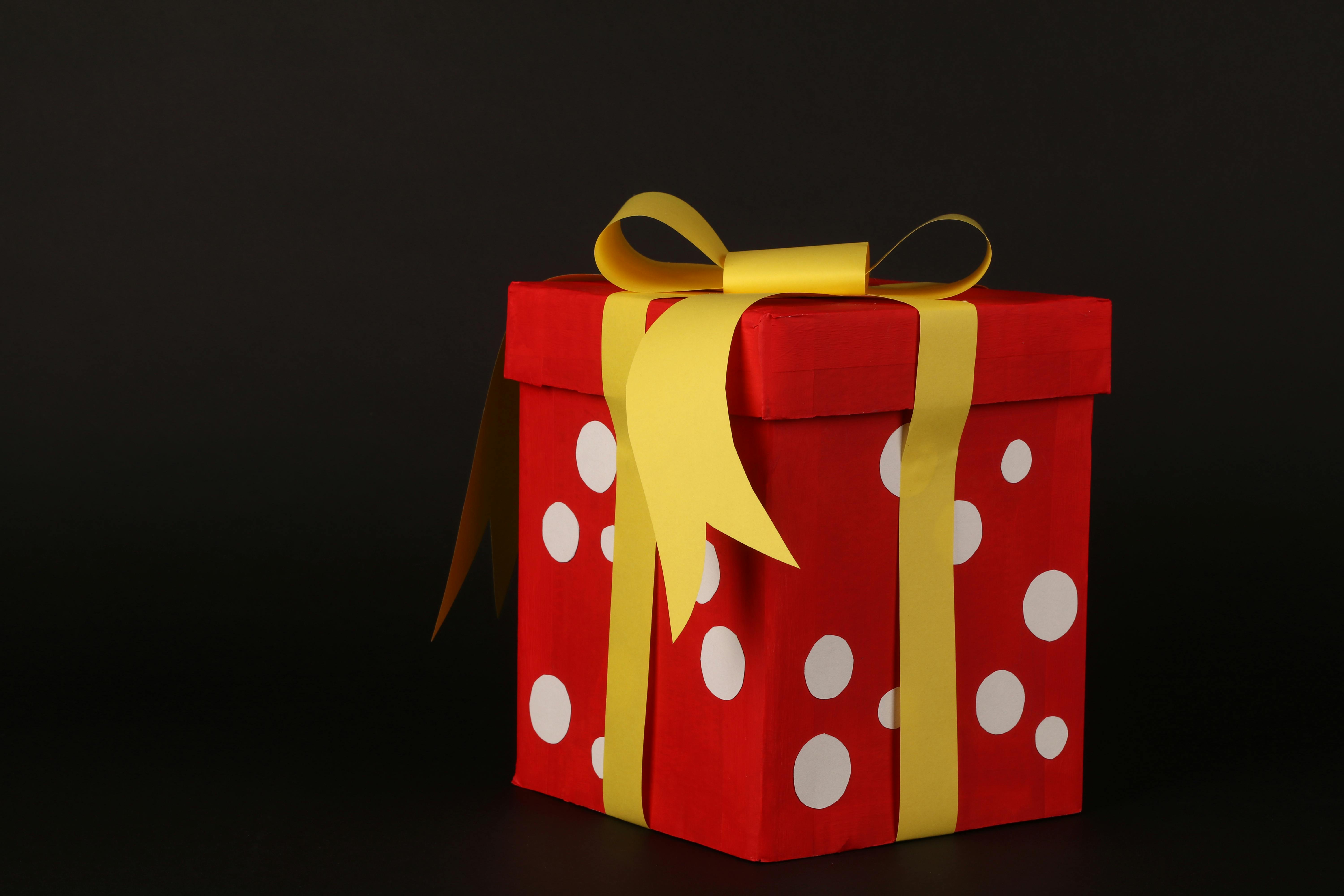 Souvenir Perusahaan: Lebih dari Sekadar Pemberian, Simbol Apresiasi dan Membangun Relasi!