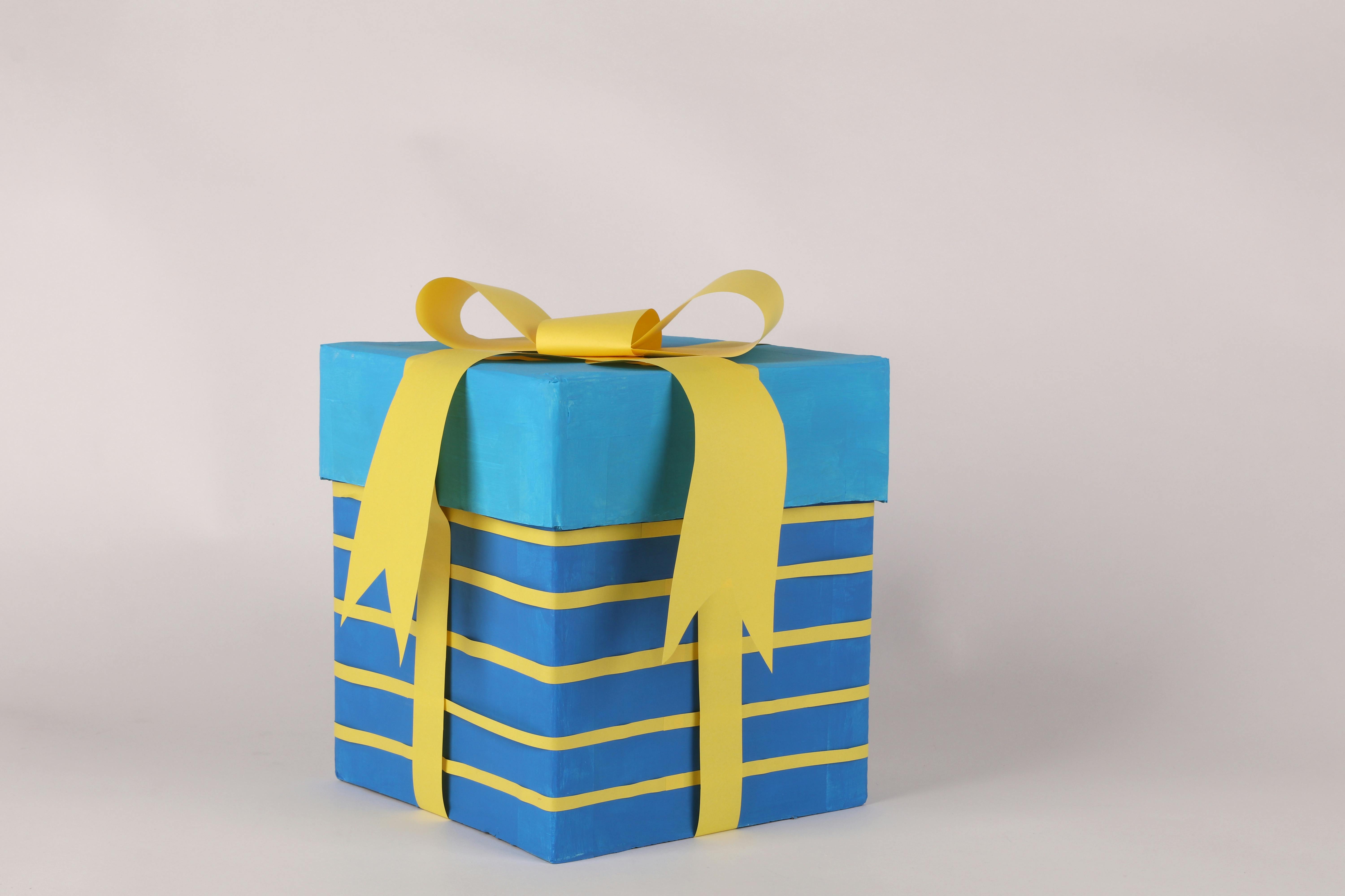 Kostenlos Blaue Geschenkbox mit gelber Schleife, perfekt für Feste und Feiertage. Stock-Foto