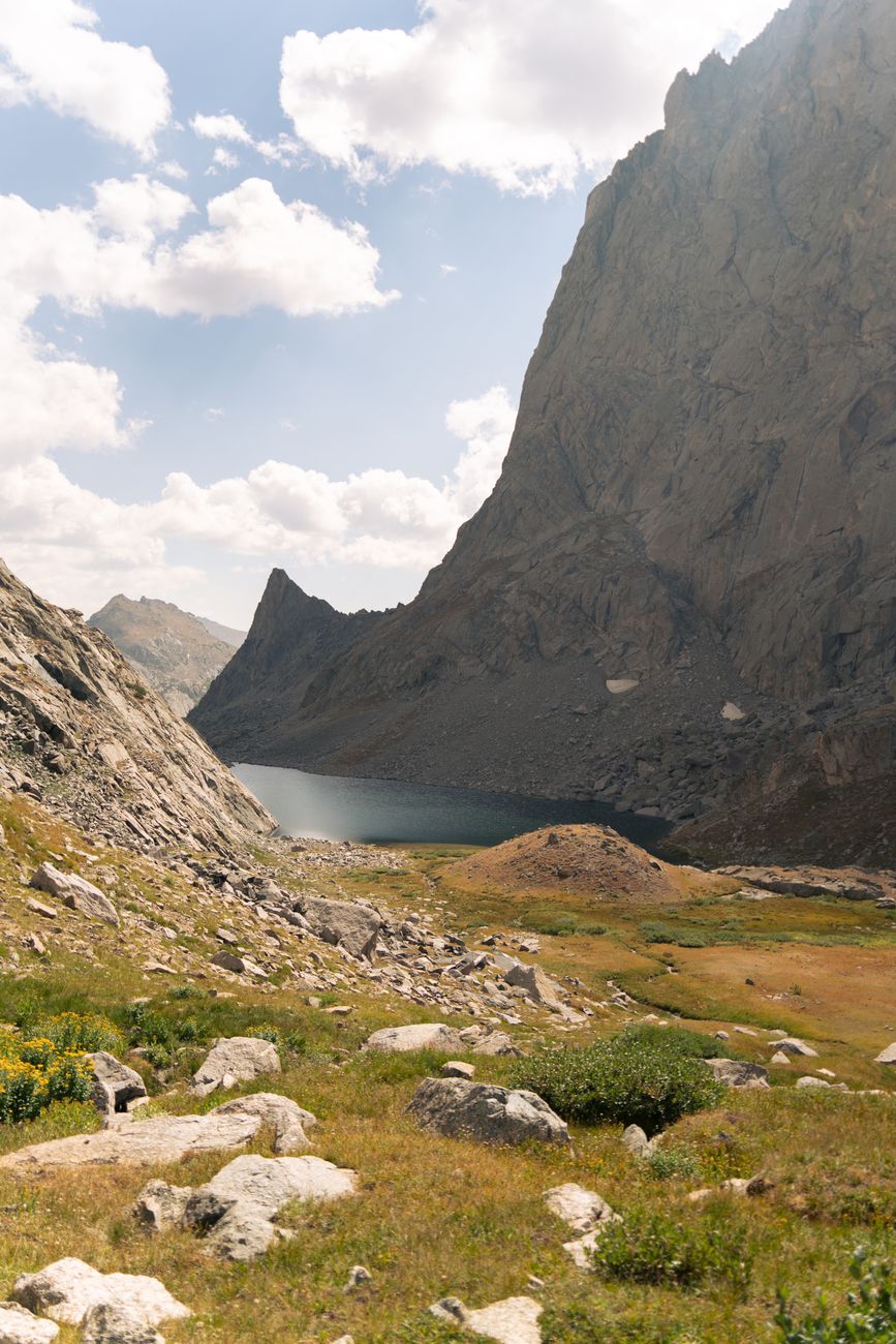 Majestätische Naturszene mit Berge & Fluss