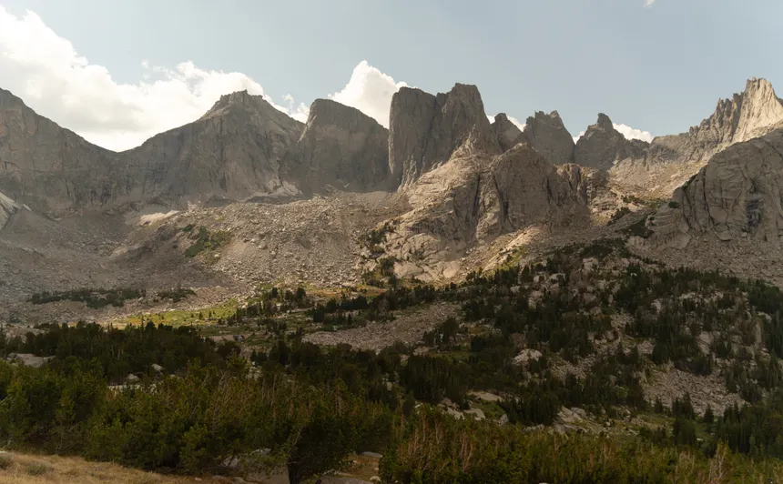 Breathtaking view of the rugged Wind River mountain range in Wyoming, USA.