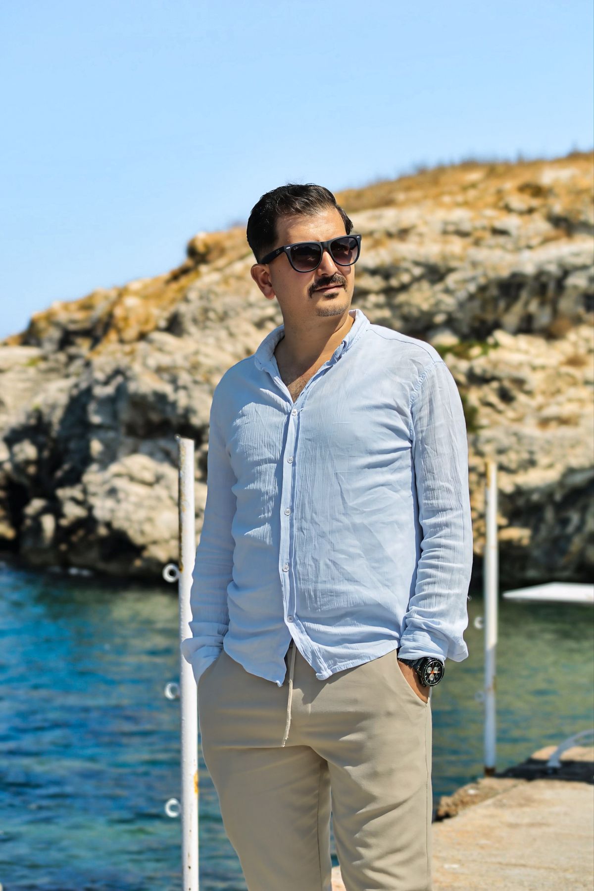 Hombre elegante junto al mar