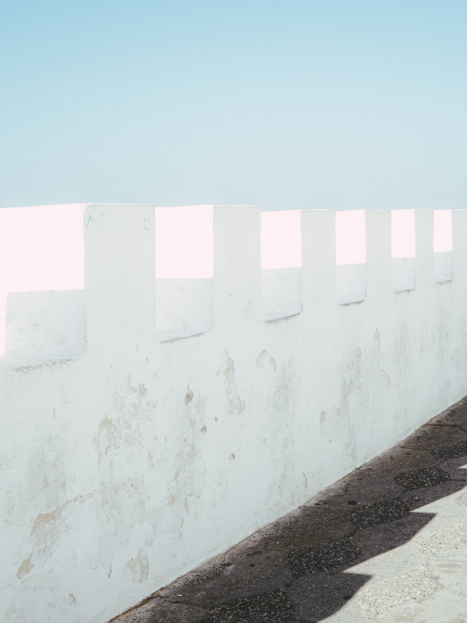 Murs blancs ensoleillés d'un fort historique sur la côte nord du Maroc