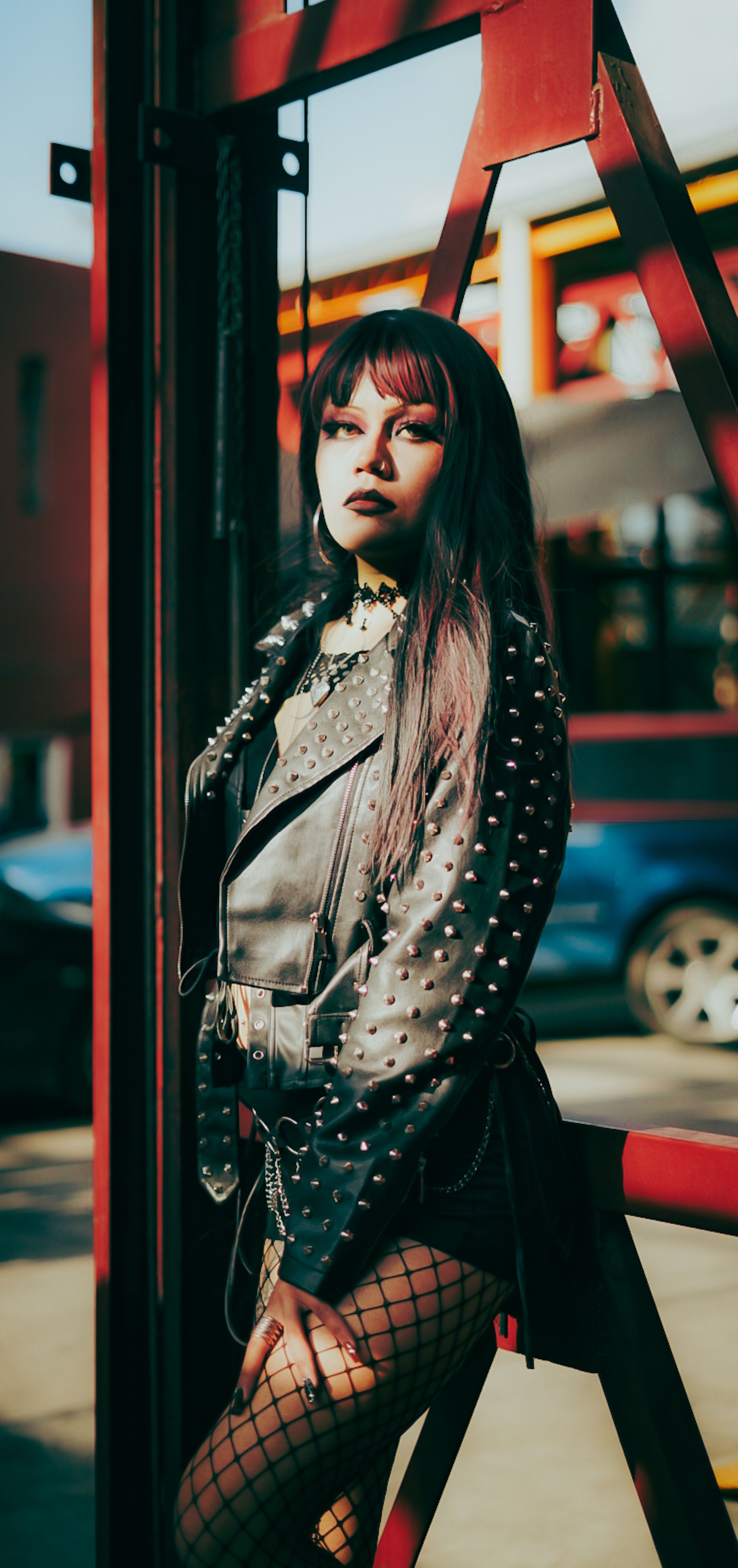 Retrato impressionante de uma mulher com estilo punk e ousado em um local urbano.