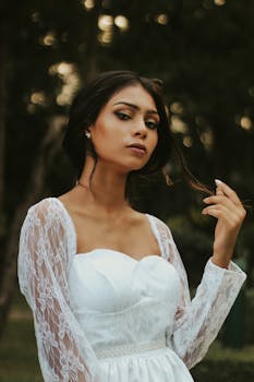 这幅肖像画优雅地描绘了一位身着白色蕾丝连衣裙的女子，她置身于自然的户外环境中