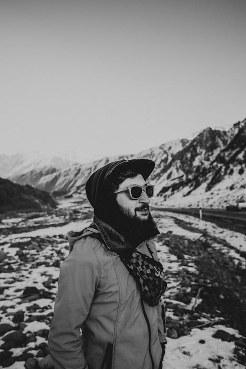 Pria Dengan Jaket Beige Dan Topi Pas Dari Pegunungan Yang Tertutup Salju