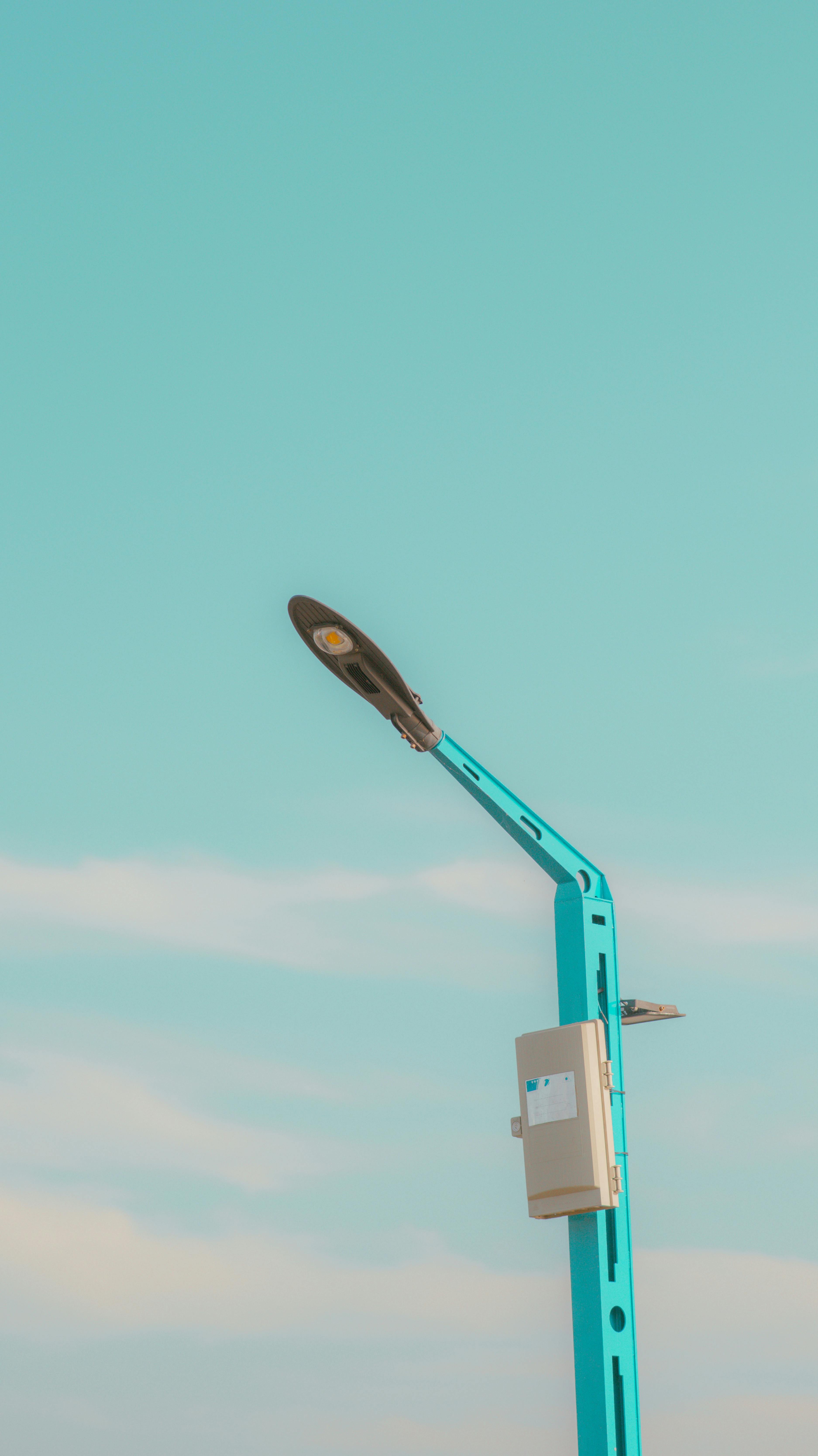 Kostnadsfria En modern gatlykta mot en klarblå himmel som erbjuder en minimalistisk och fridfull utsikt. Stock foto