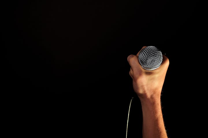 Cómo preparar el equipo adecuadamente para hacer karaoke