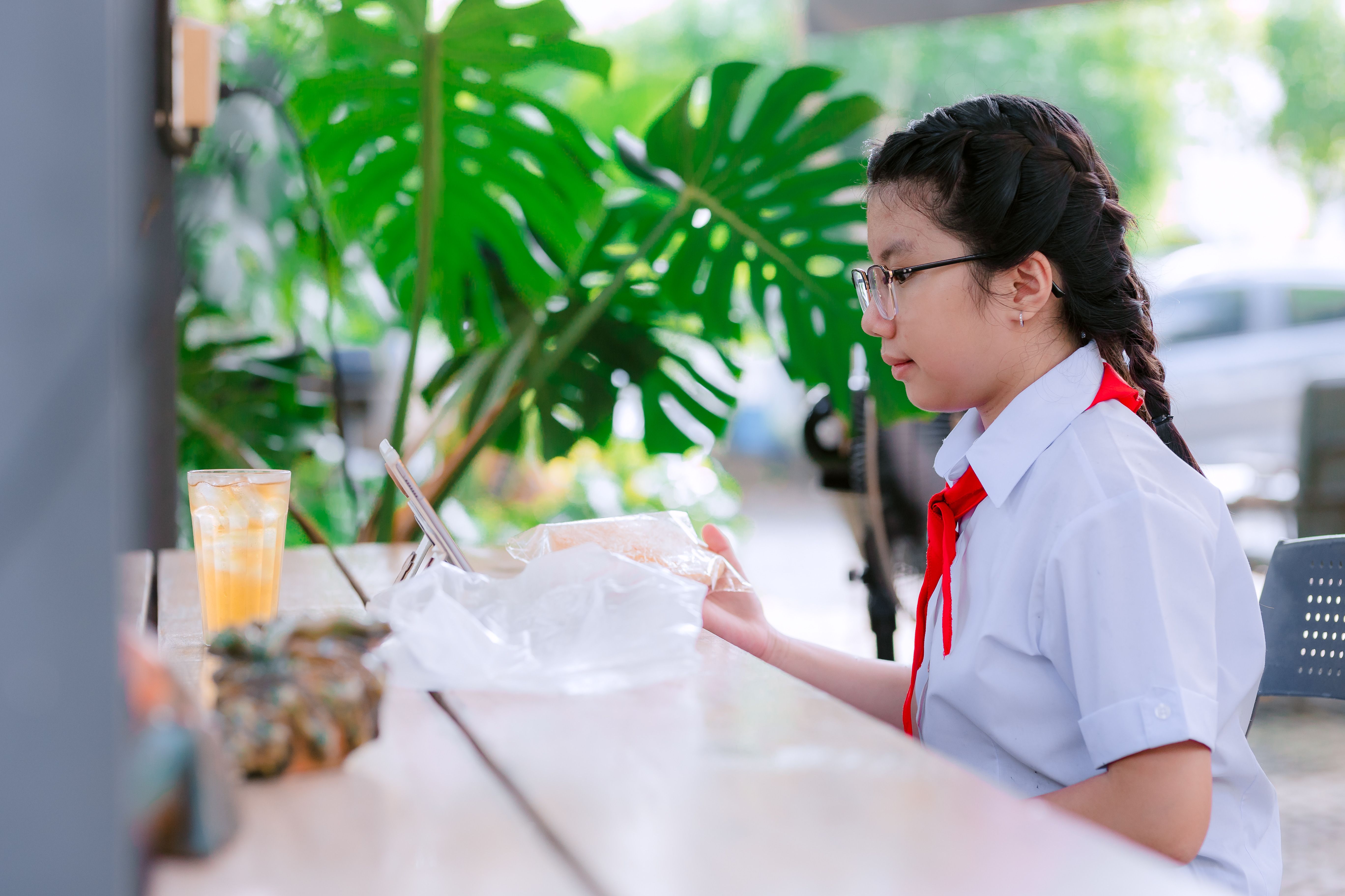 เจ้าหน้าที่กฎหมายตรวจสอบเอกสารคดีการชนไก่บนโต๊ะสำนักงานอย่างเคร่งเครียด