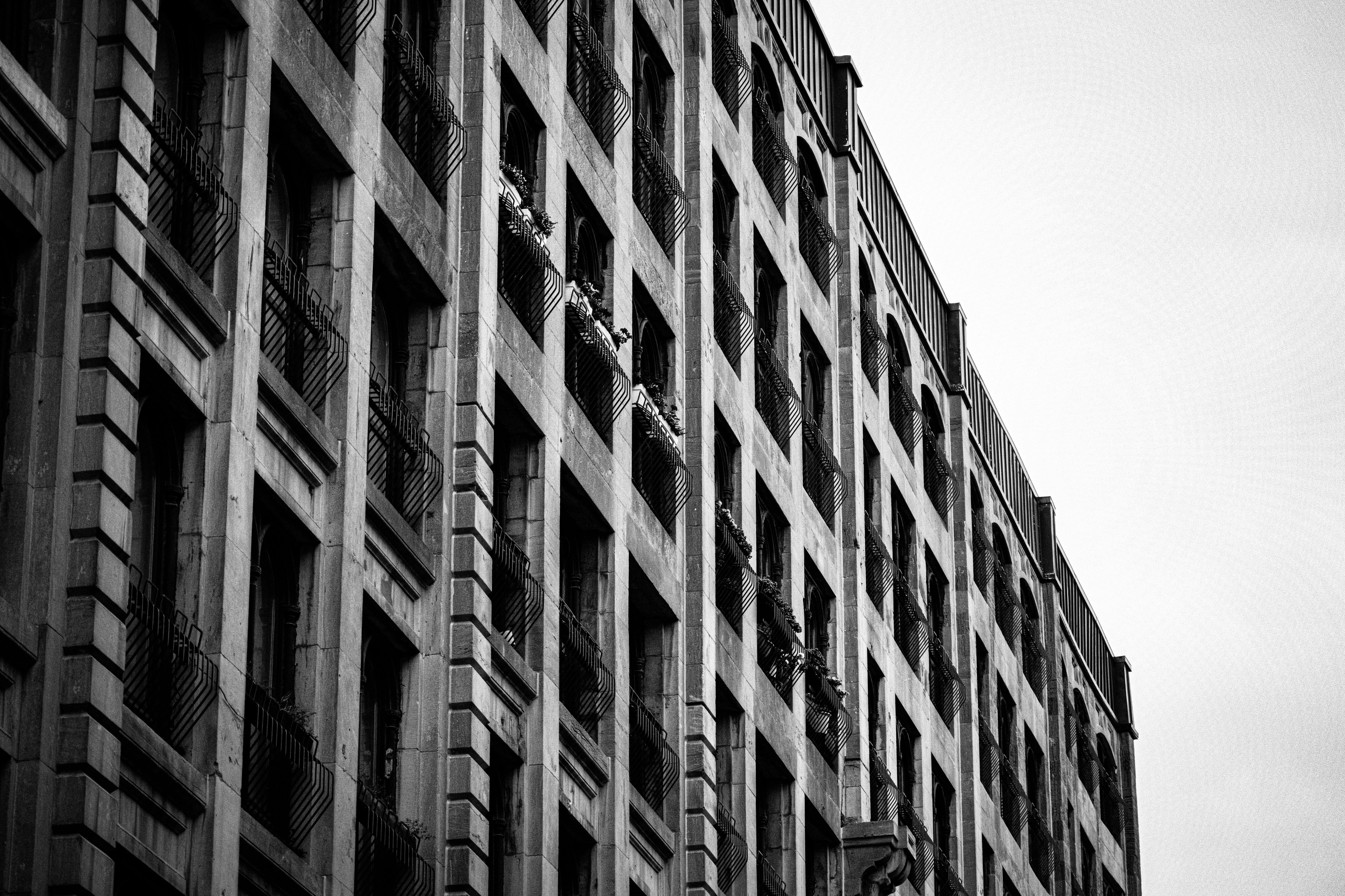 gratis Ontdek de historische geometrische architectuur van Montreal met dit zwart-wit stadsgezicht. Stockfoto