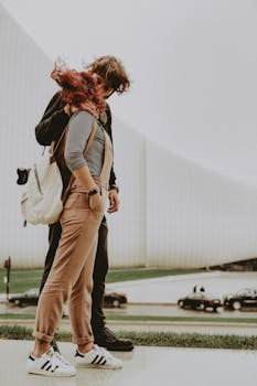 在阿塞拜疆巴库的户外，一对夫妇分享了亲密时刻，展现了爱与联系