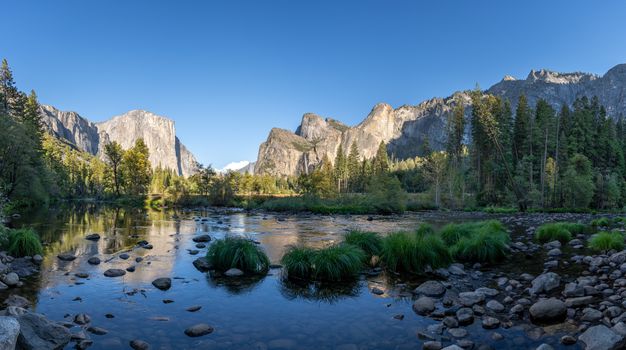 Eindrucksvolle Naturszene mit Fluss & Landschaft