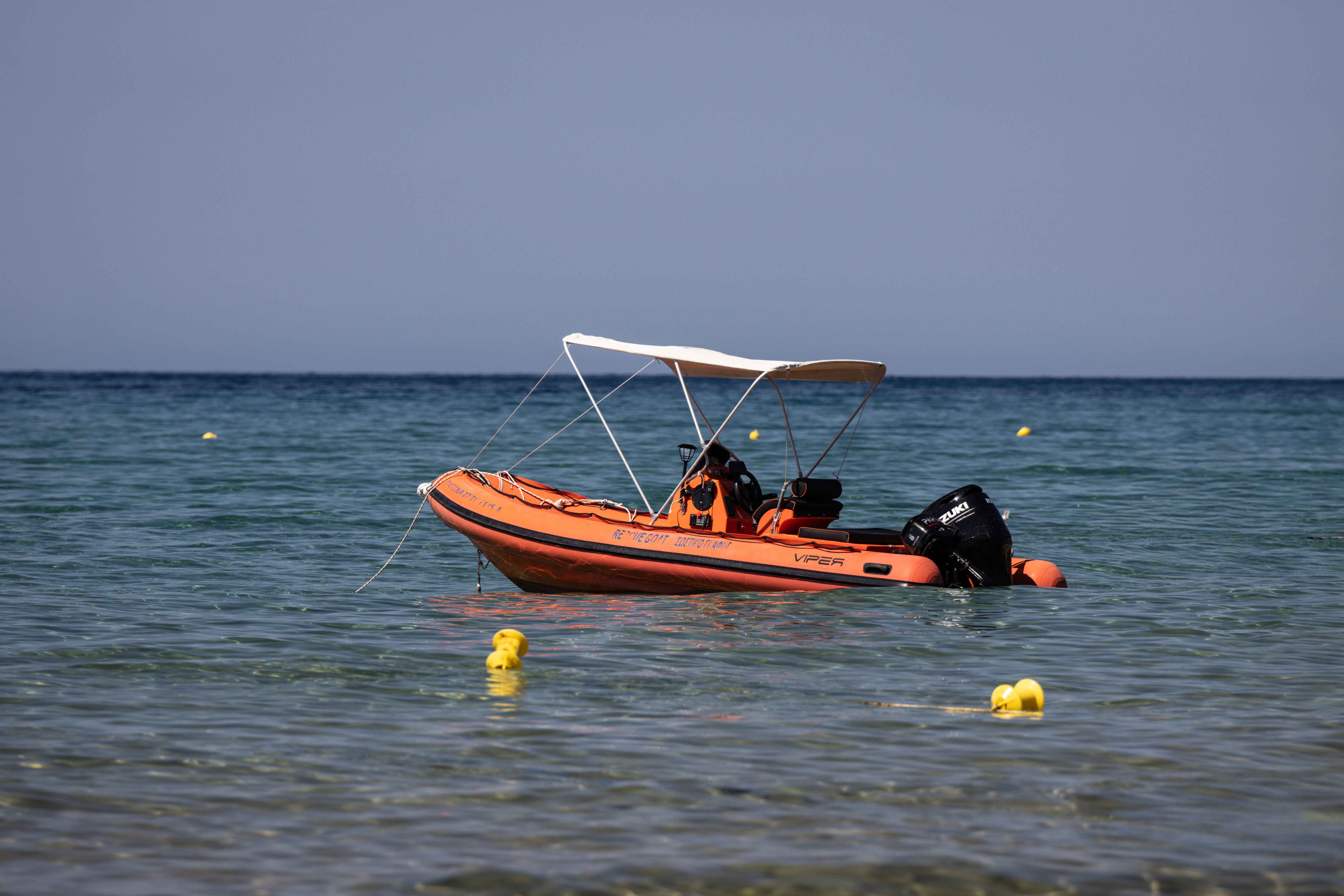 Gratuit Barcă gonflabilă portocalie strălucitoare, cu baldachin, plutind în marea azurie a orașului Glyfada. Fotografie de stoc