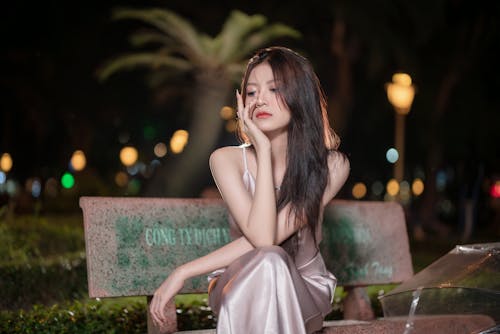 Nainen tyylikkäässä city-lookissa