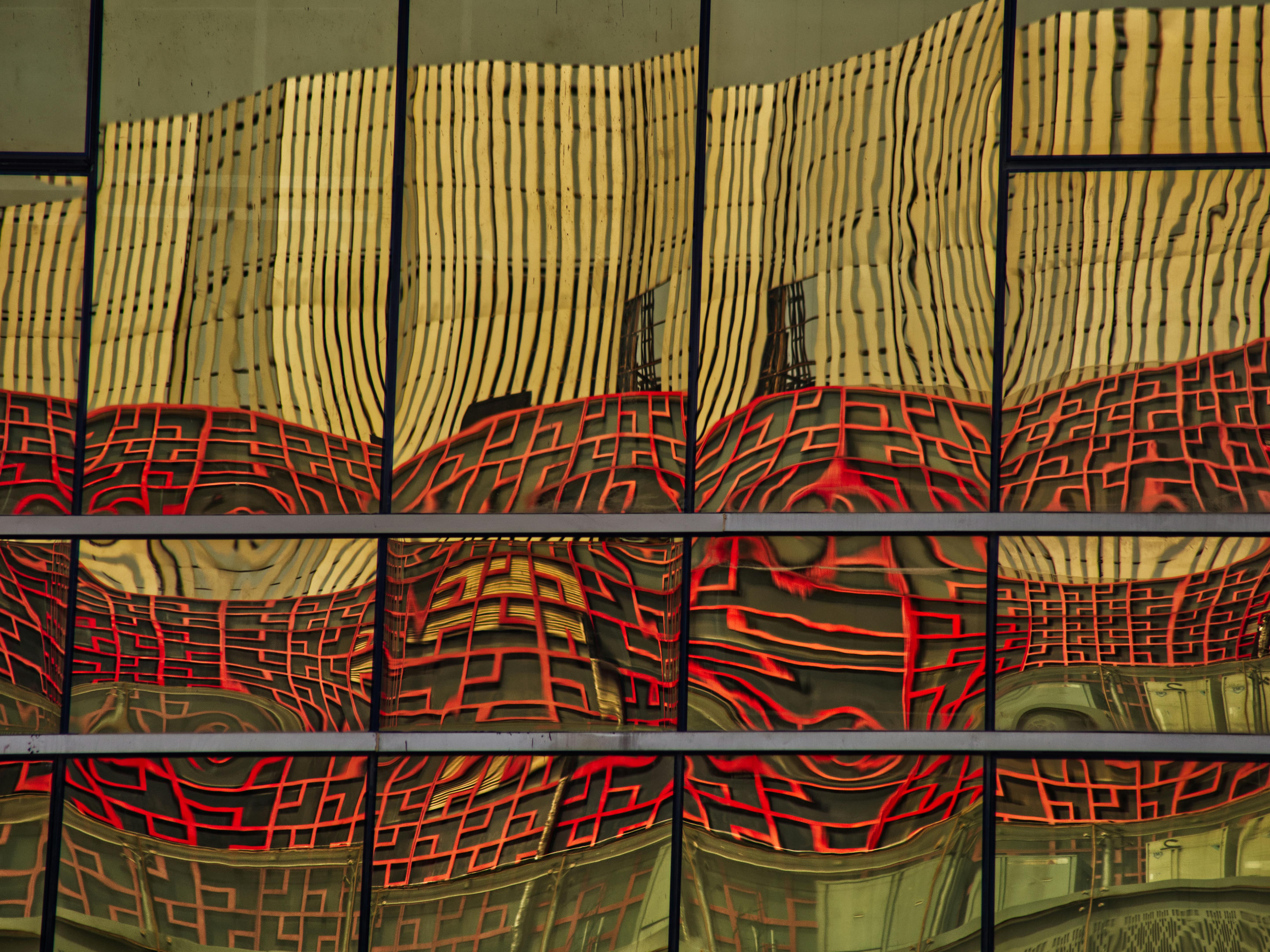 grátis Um reflexo abstrato vibrante no vidro dos edifícios modernos e característicos de Pequim. Foto profissional