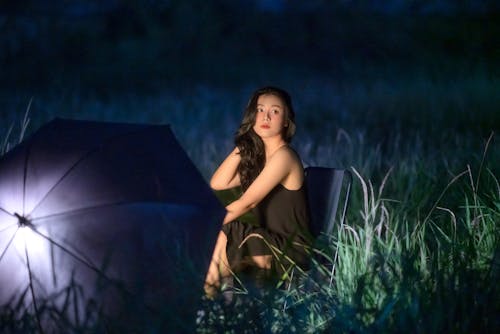 Trendikäs nainen aurinkolaseissa