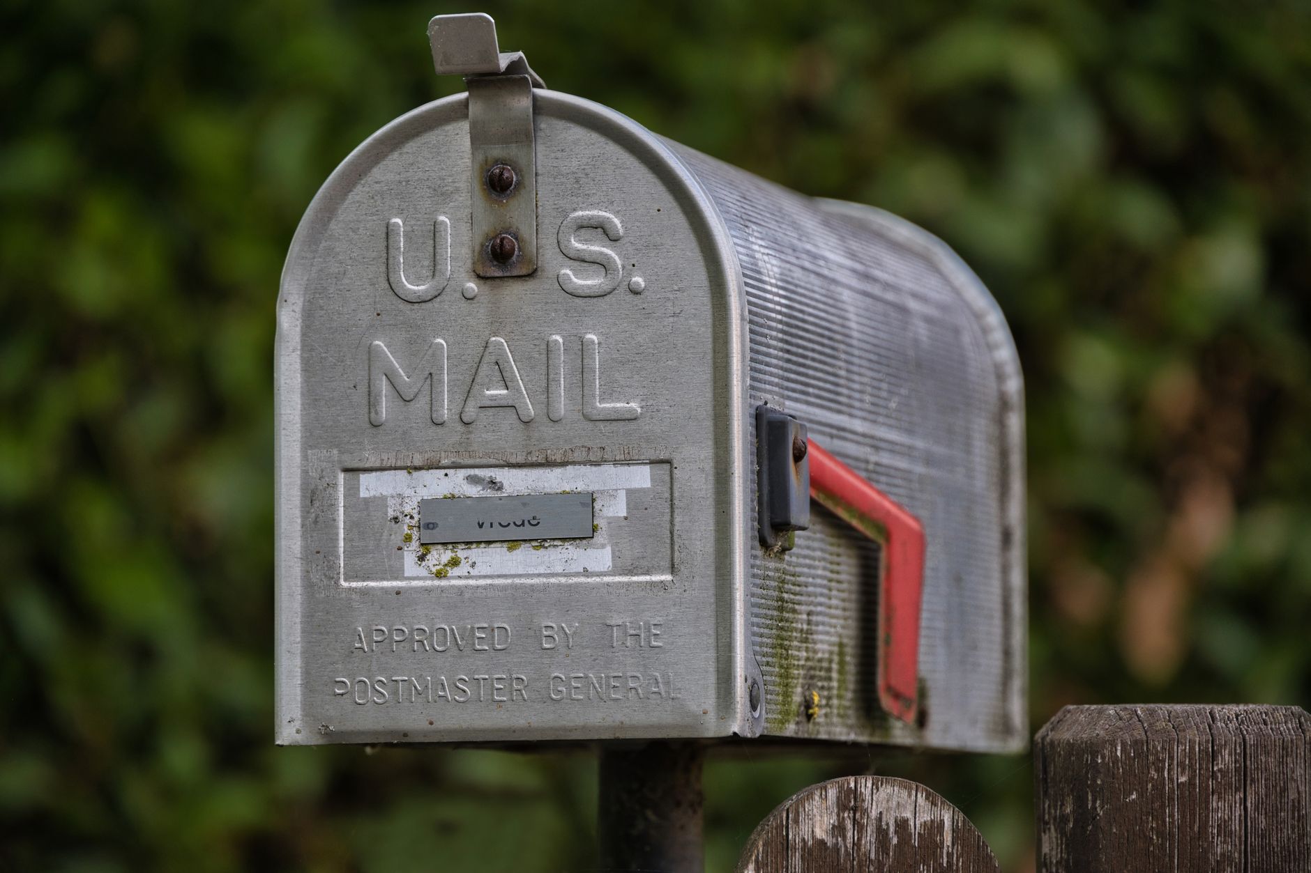 Amazon va reduce cu cel puțin două treimi expedierile prin USPS, conform rapoartelor