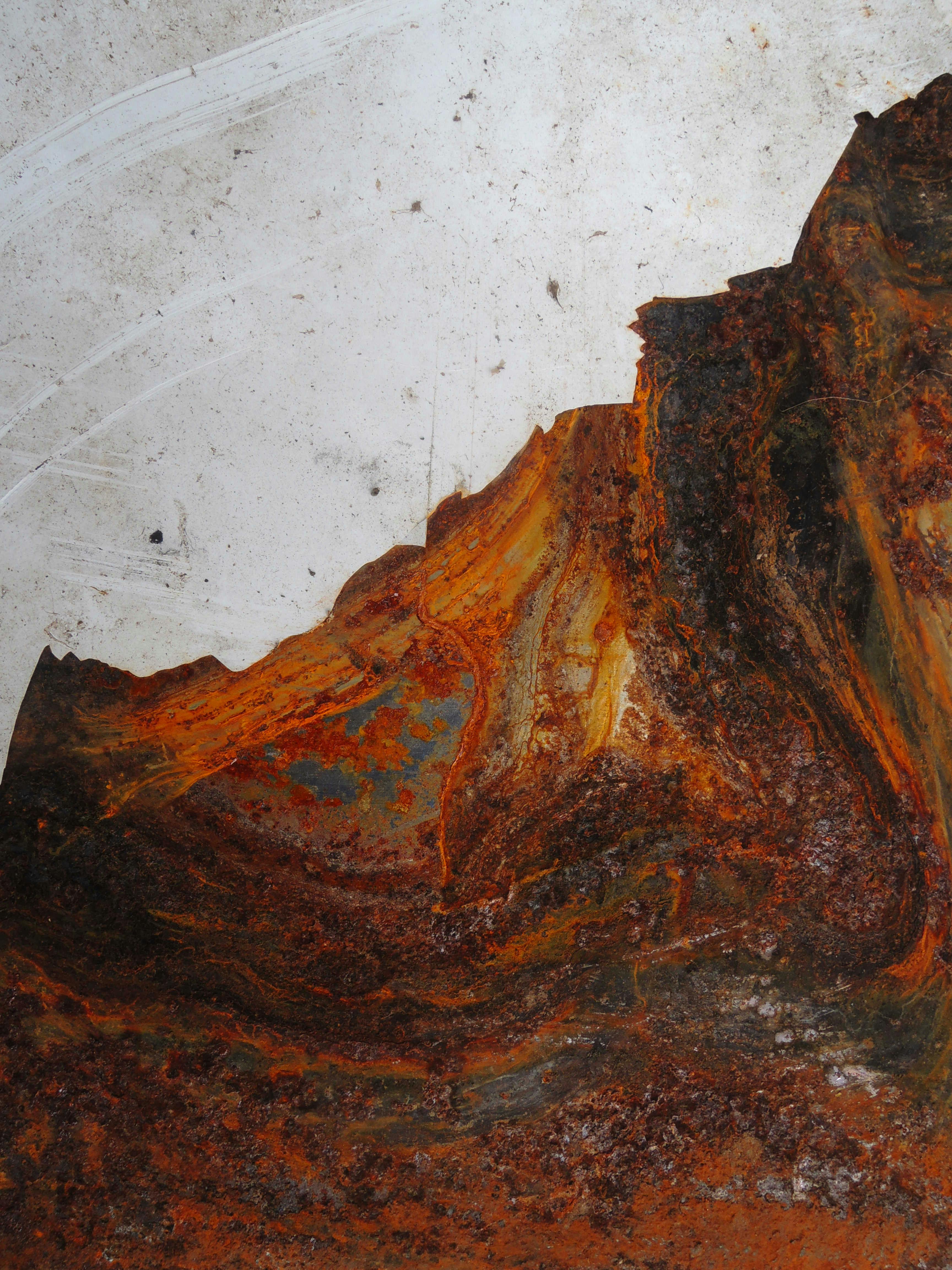 무료 녹슨 금속 표면의 클로즈업으로, 생생한 질감과 주황색-갈색 색조가 돋보입니다. 스톡 사진