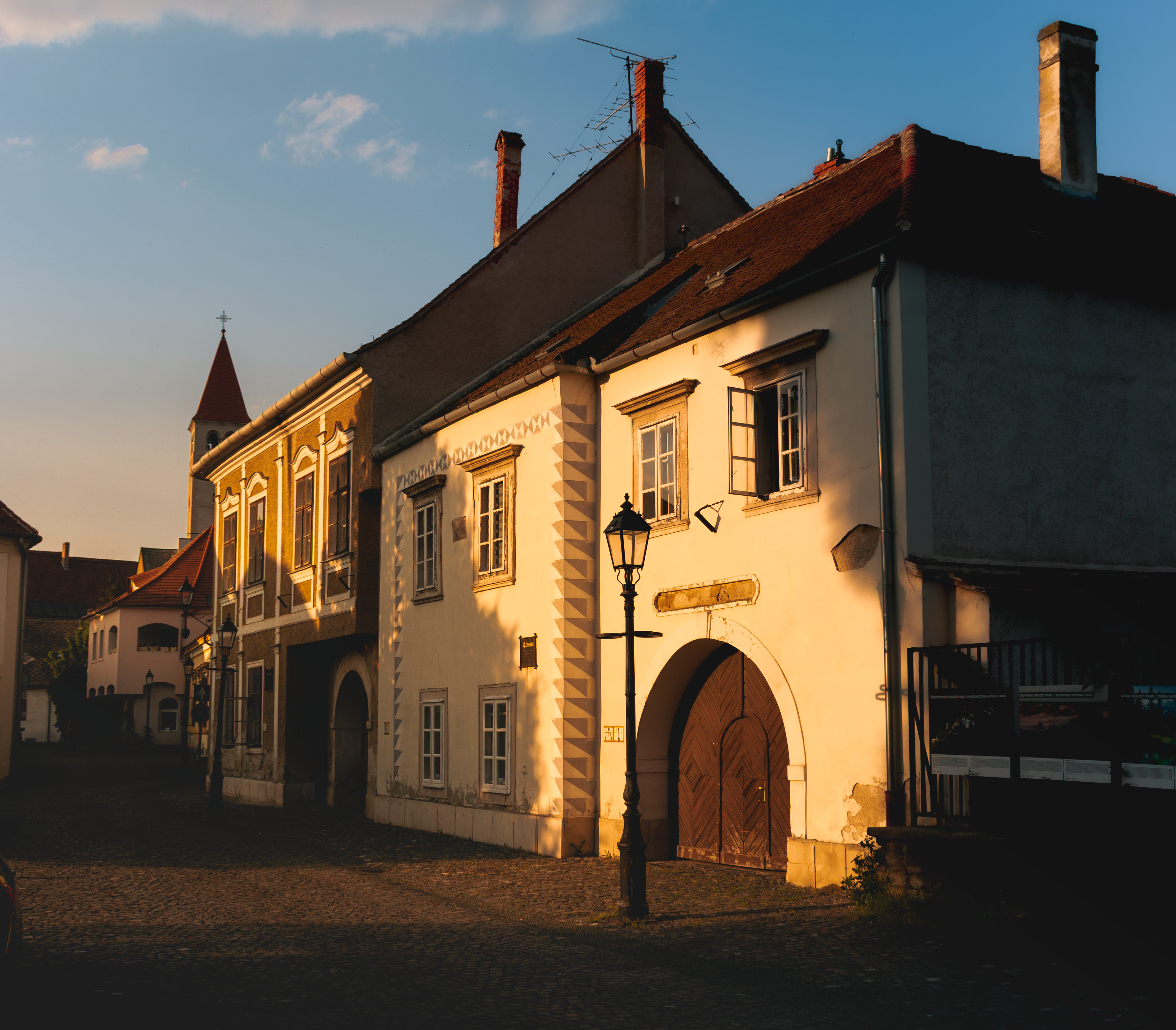 Stare Miasto i kościół Avas