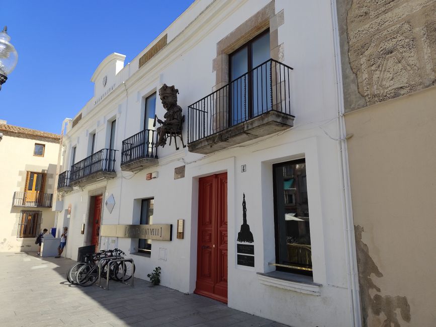 Calle con encanto en Calella con arquitectura histórica y bicicletas al aire libre.