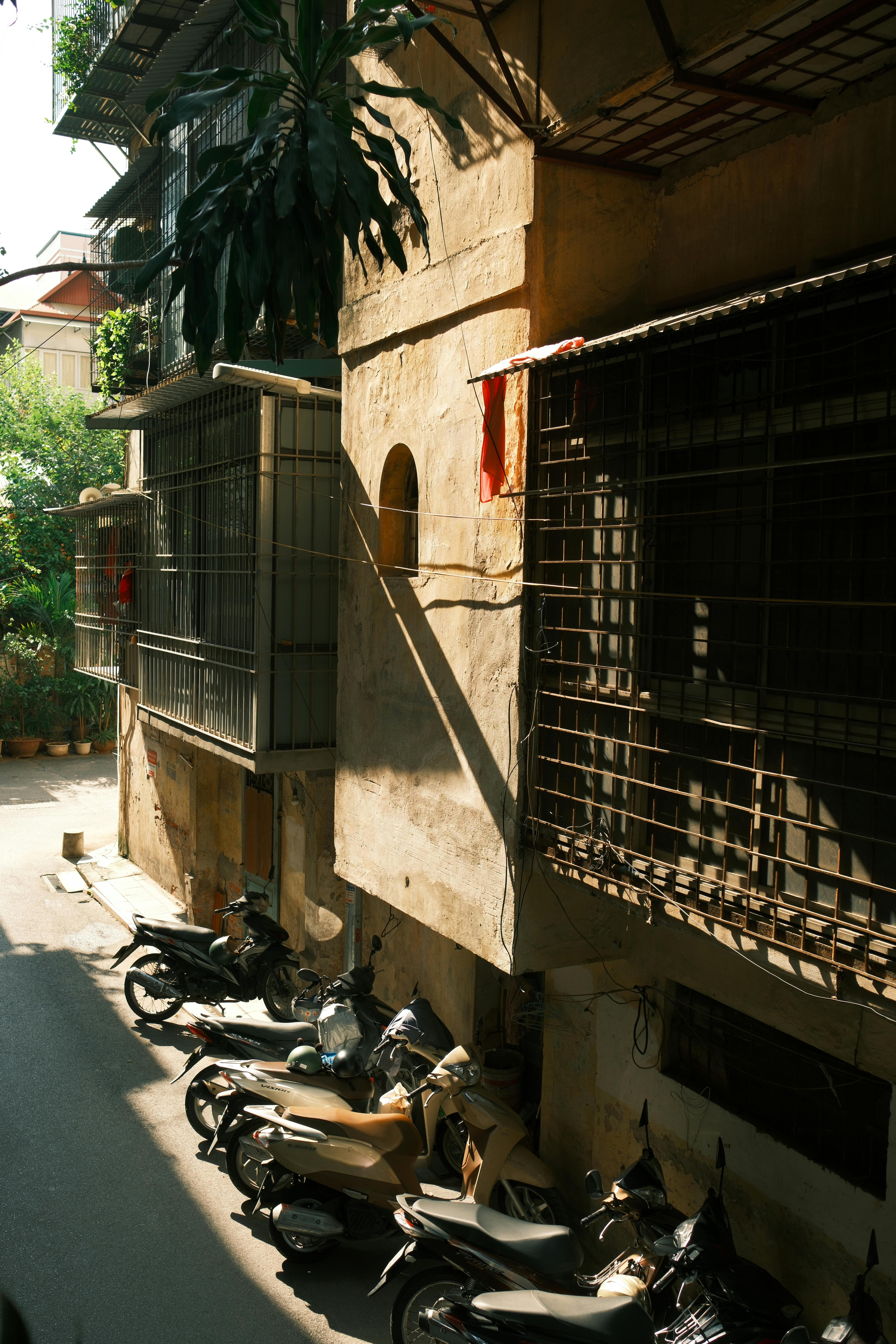 Zonsopgang boven brede zandduinen met warme tinten