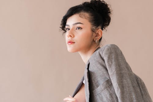 Elegantti nainen harmaassa bleiserissä