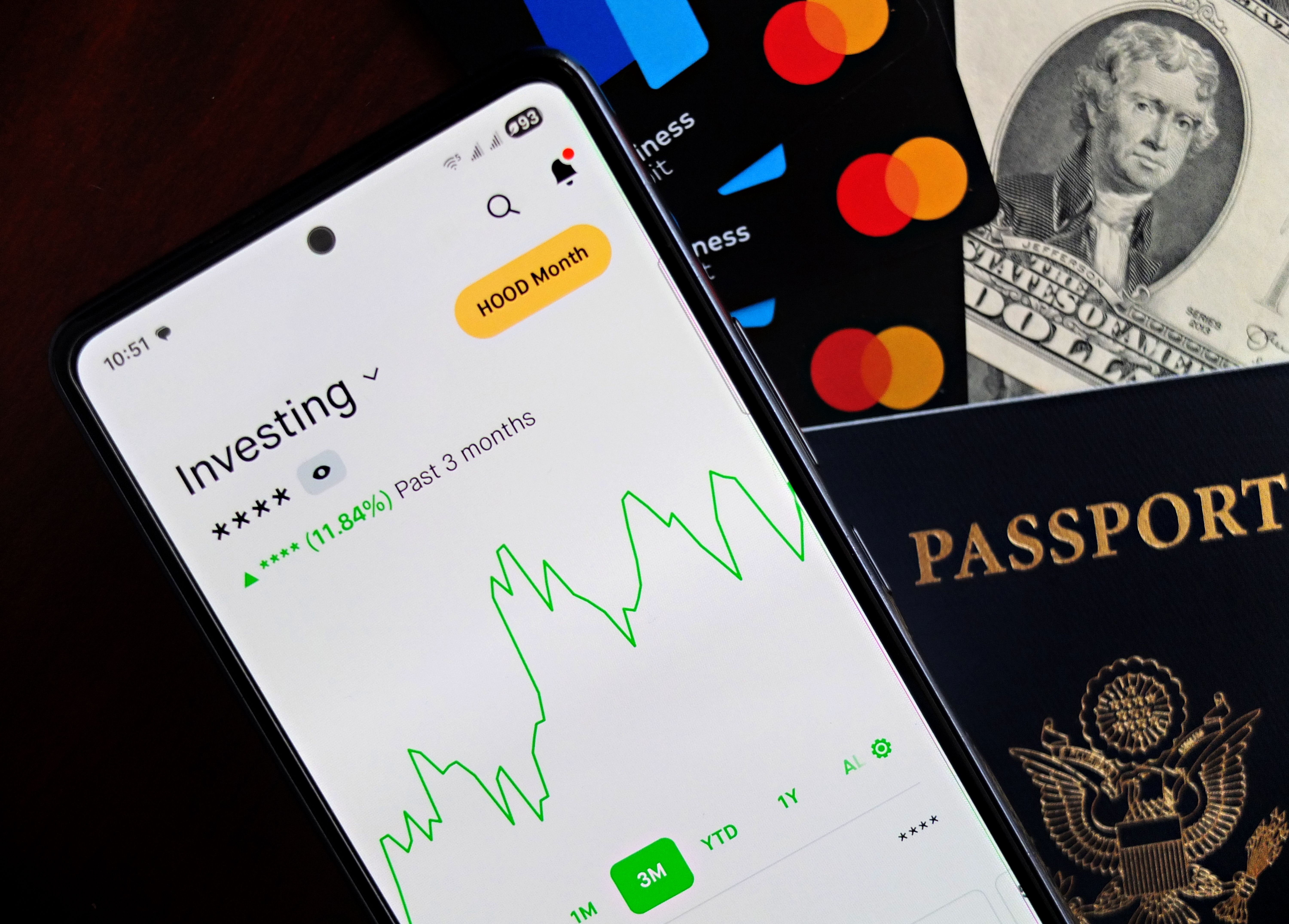 Aplicación de inversión en smartphone rodeada de elementos financieros — fintech reguladas México 2026