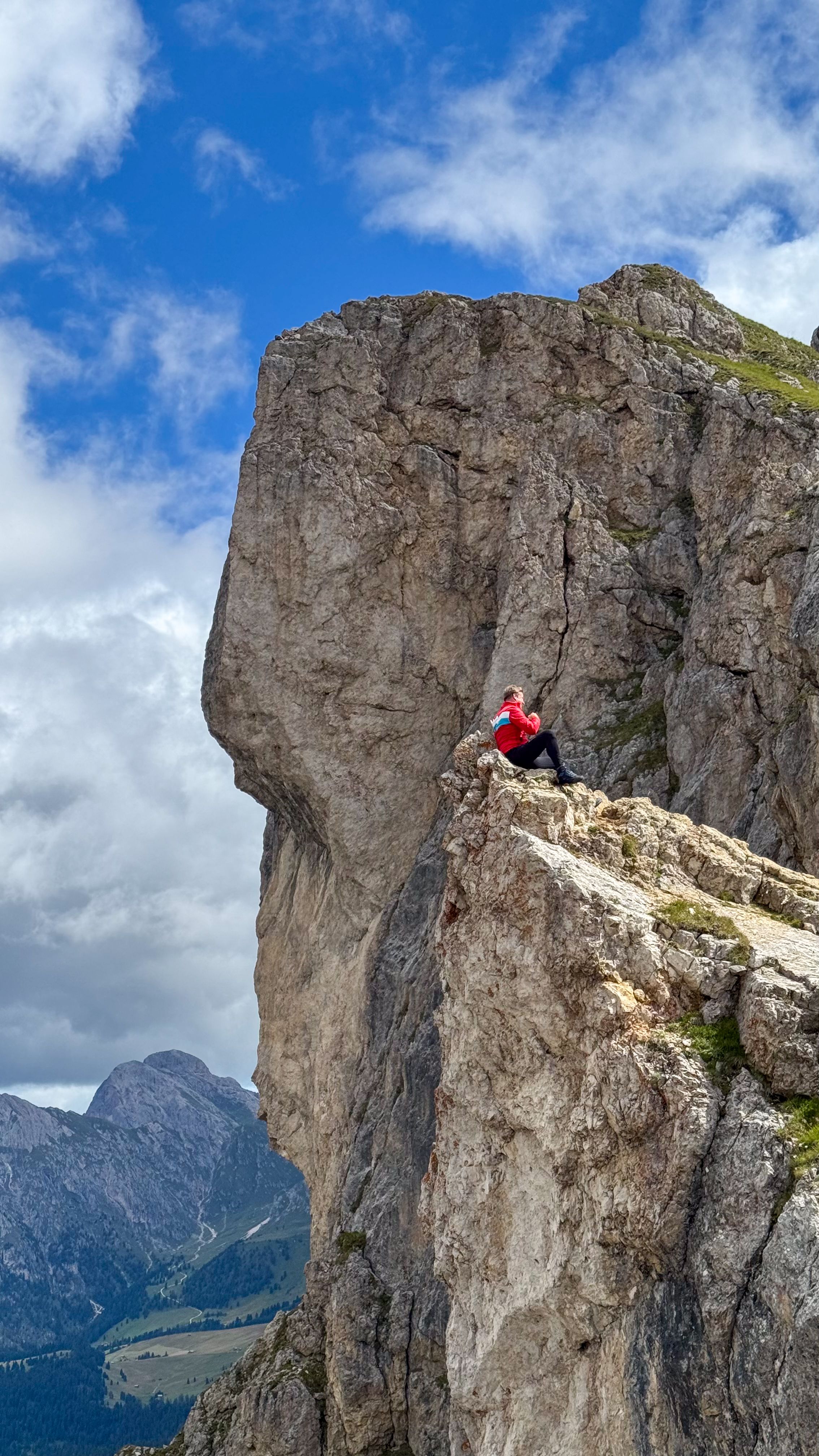 Bezpłatne Odważny wspinacz wspinający się na strome klify w oszałamiających Dolomitach we Włoszech. Zdjęcie z galerii