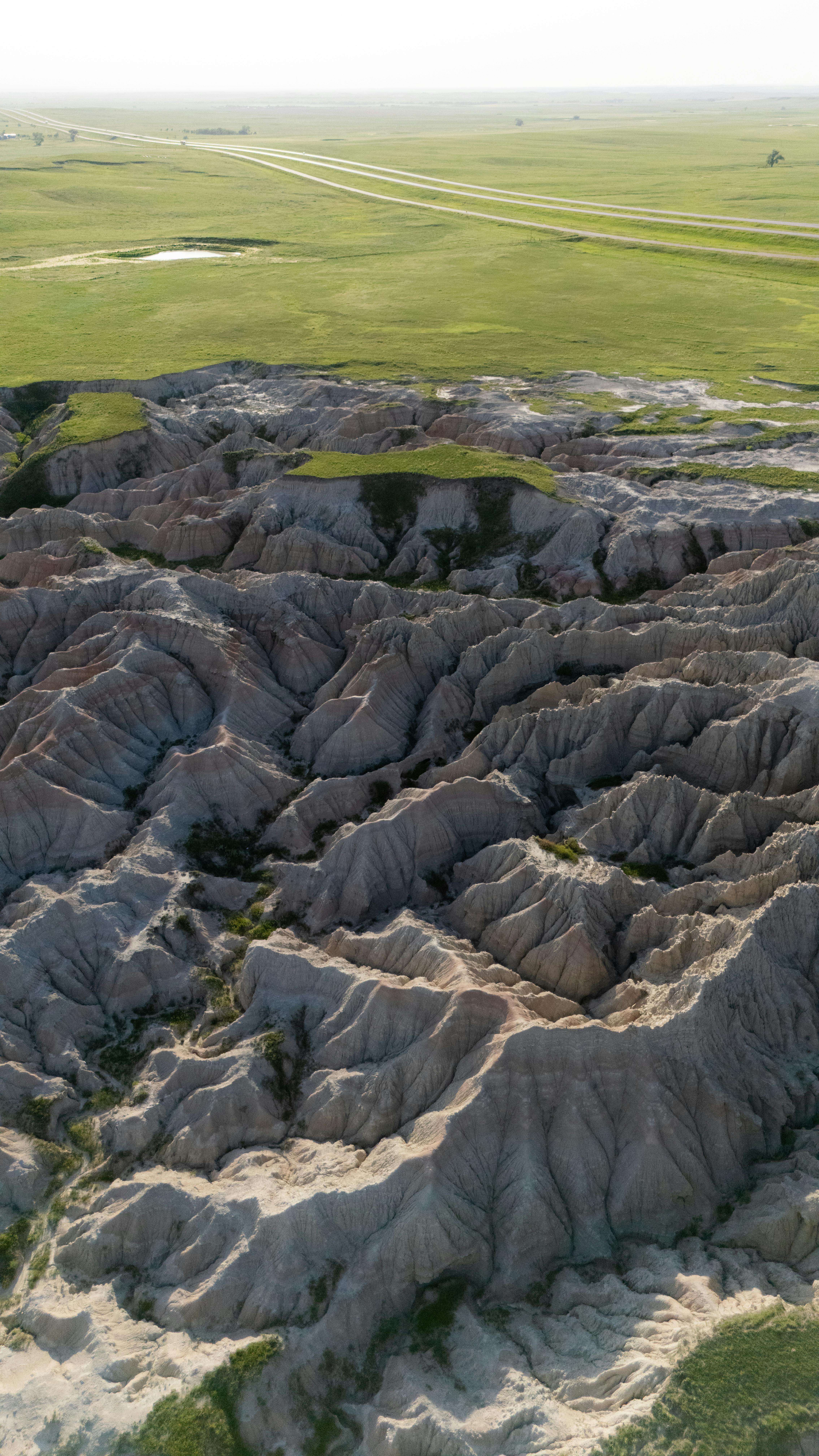Gratis Esplora le straordinarie formazioni geologiche del Badlands National Park dall'alto. Foto a disposizione