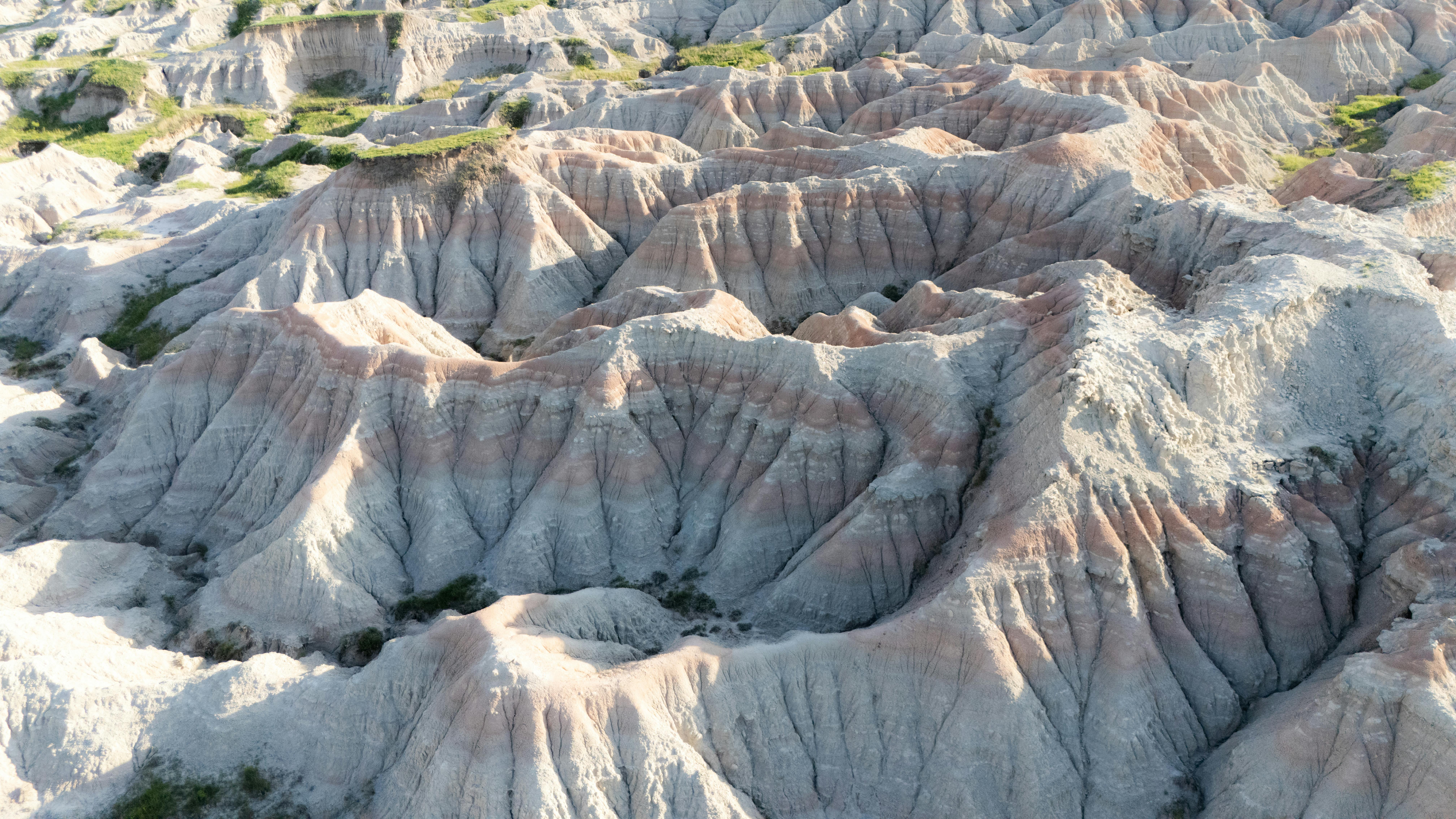 Kostenlos Atemberaubende Luftaufnahme der Badlands mit einzigartigen geologischen Formationen und Texturen. Stock-Foto