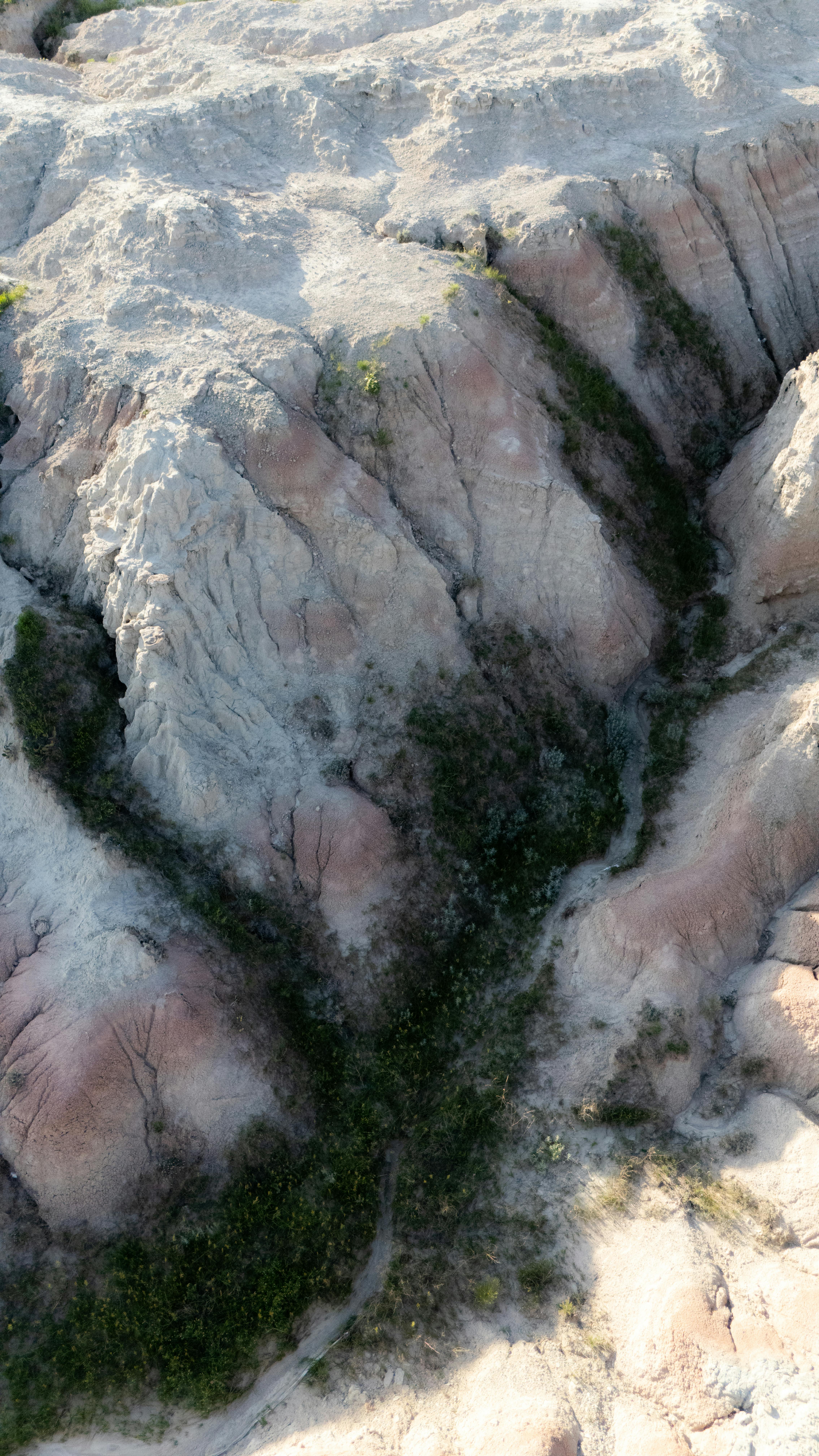 De franc Una impressionant presa aèria que mostra les formacions úniques del terreny erosionat de les Badlands. Foto d'estoc