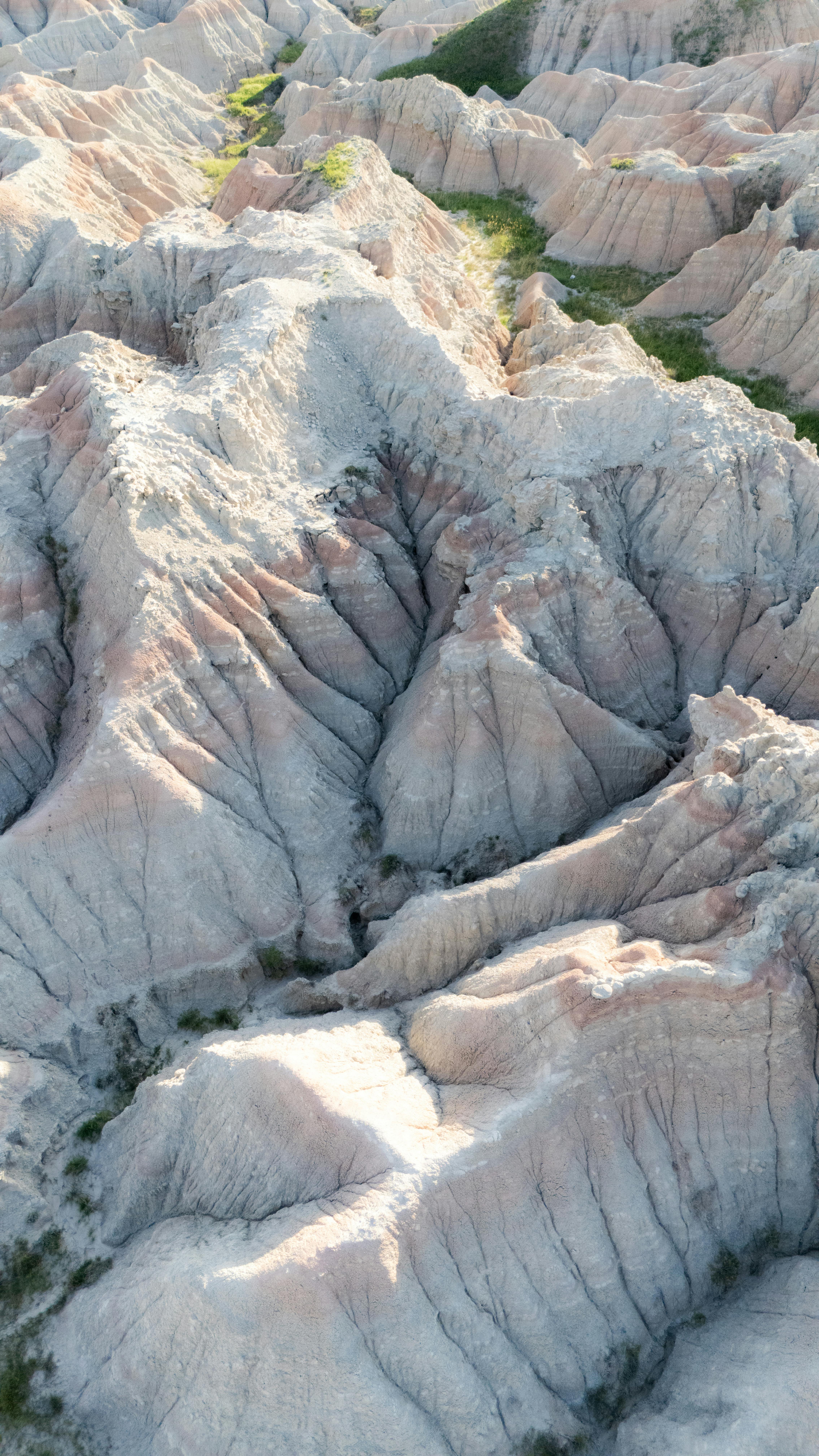 Gratis Splendida vista aerea delle frastagliate formazioni rocciose nel paesaggio unico del Badlands National Park. Foto a disposizione