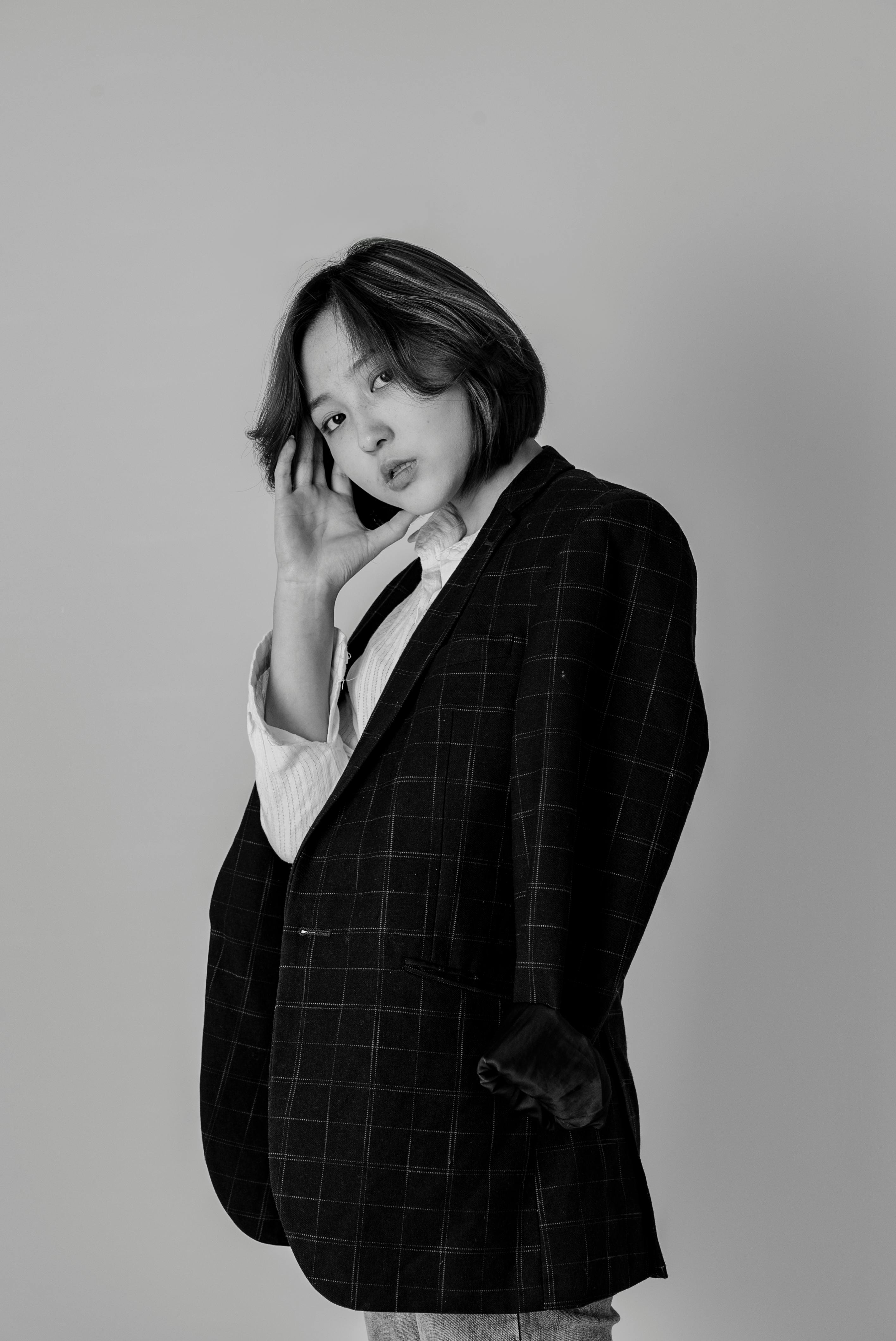 Kostenlos Graustufen Fotografie Der Stehenden Frau Stock-Foto