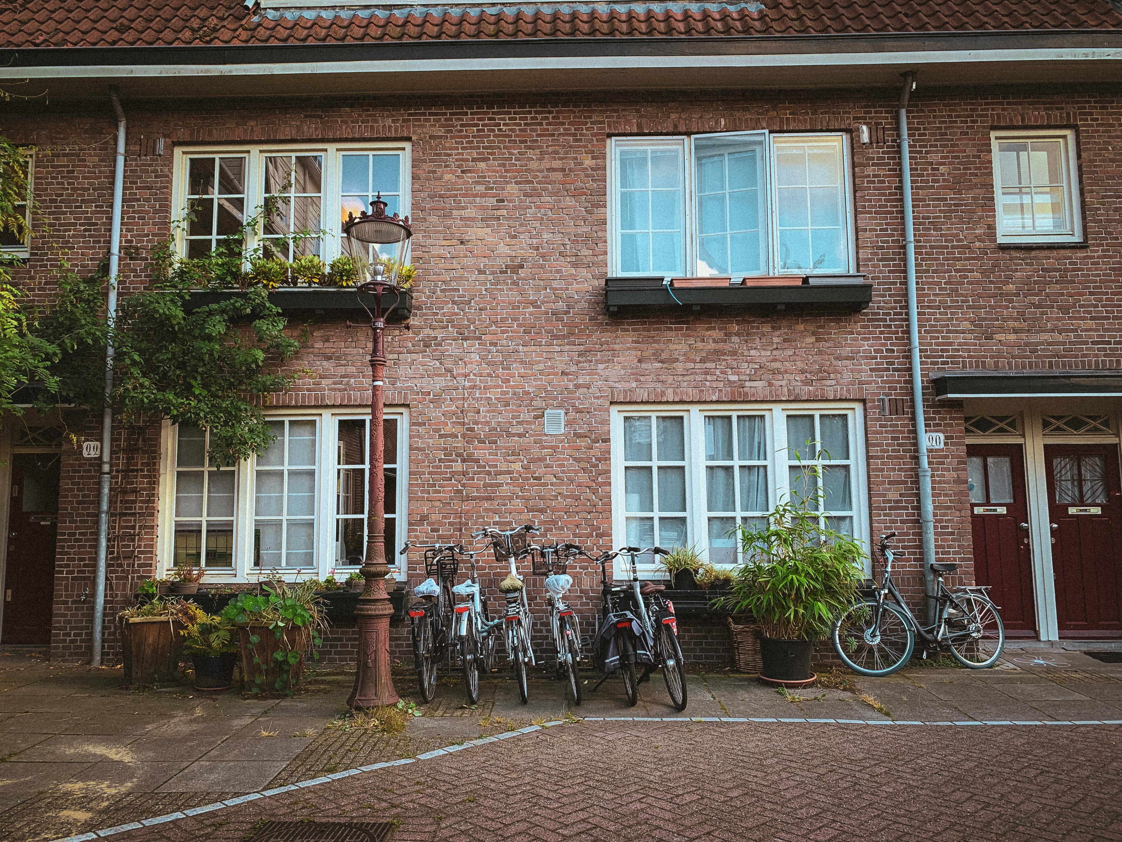 Should I Sell My House or Rent It Out in 2026? — Photo by Vinicius A. Nascimento on Pexels