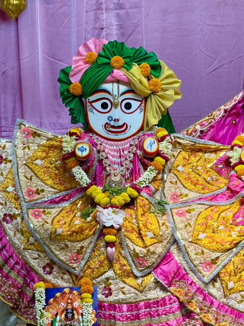 Free Colorful Indian deity statue adorned with intricate floral patterns and ornaments. Stock Photo