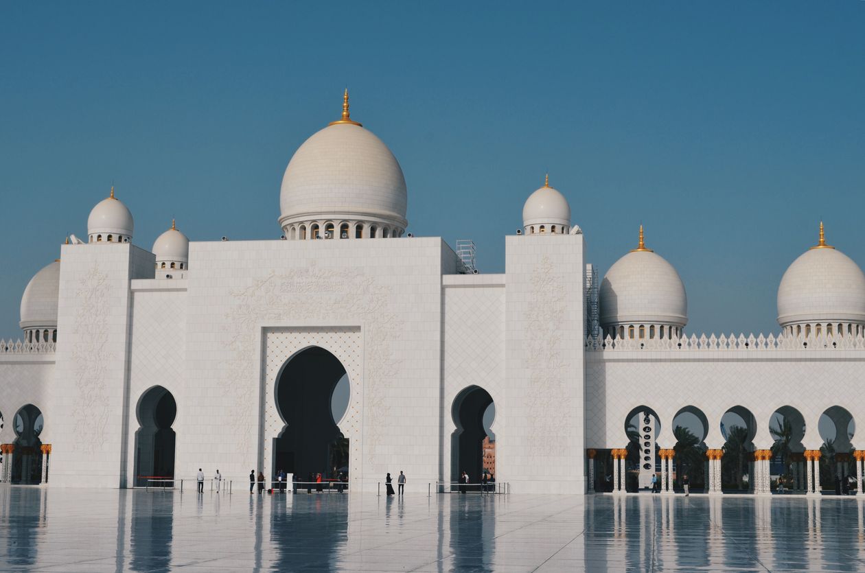 Cazare în Abu Dhabi: curtea și minaretele Moscheii Sheikh Zayed, ziua