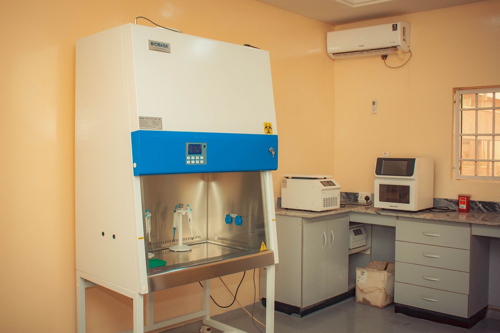 Laboratorio clínico moderno con equipos de análisis