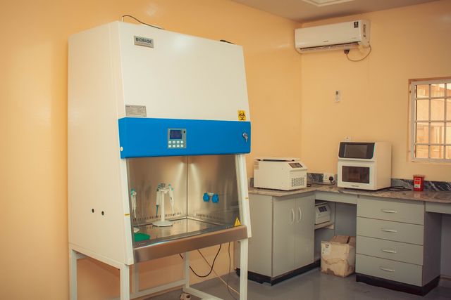 Laboratorio clínico con equipos modernos de análisis