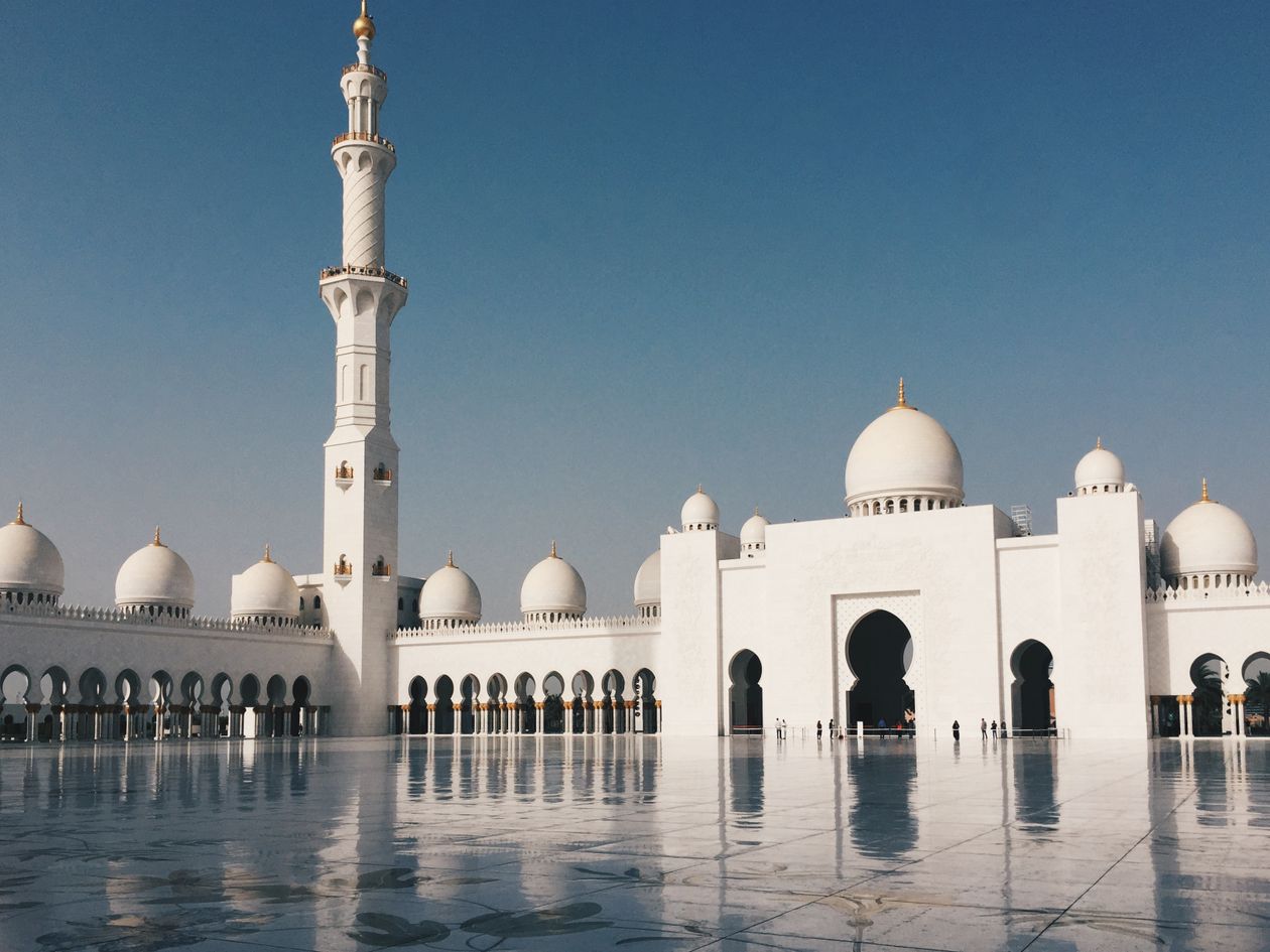Cazare în Abu Dhabi: Moscheea Sheikh Zayed, la câteva minute de hotelurile dintre poduri