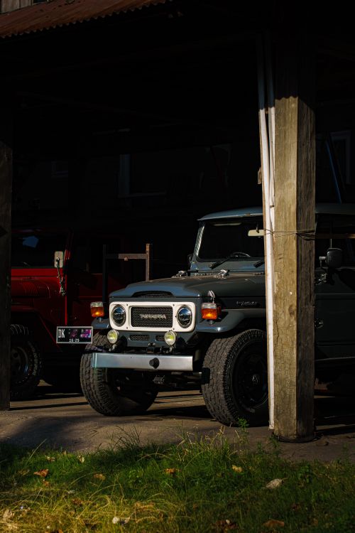 Free Classic Toyota Land Cruiser parked outdoors in Bali, capturing nostalgic vibes. Stock Photo