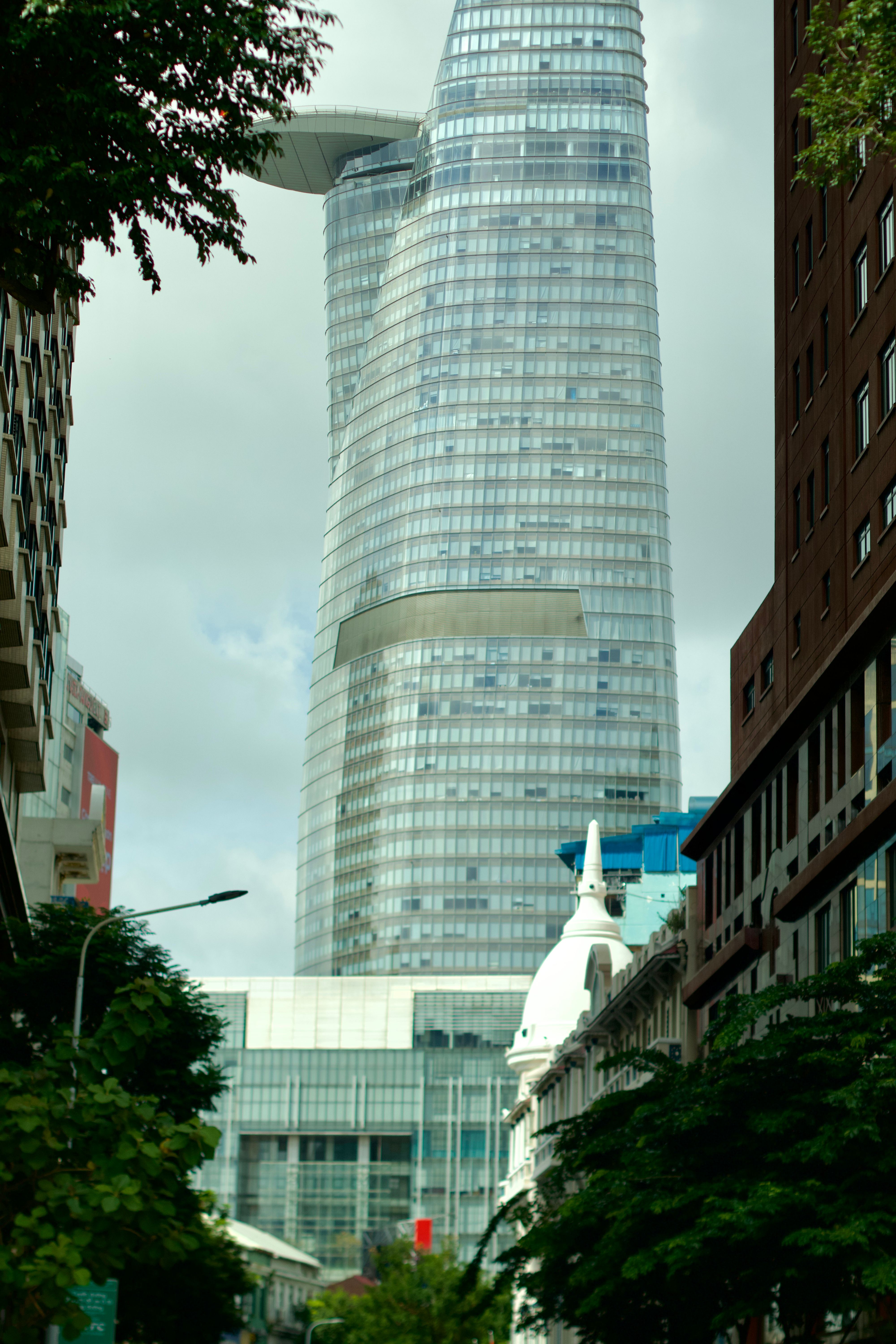 Modern Skyscraper in Bustling Urban Setting · Free Stock Photo