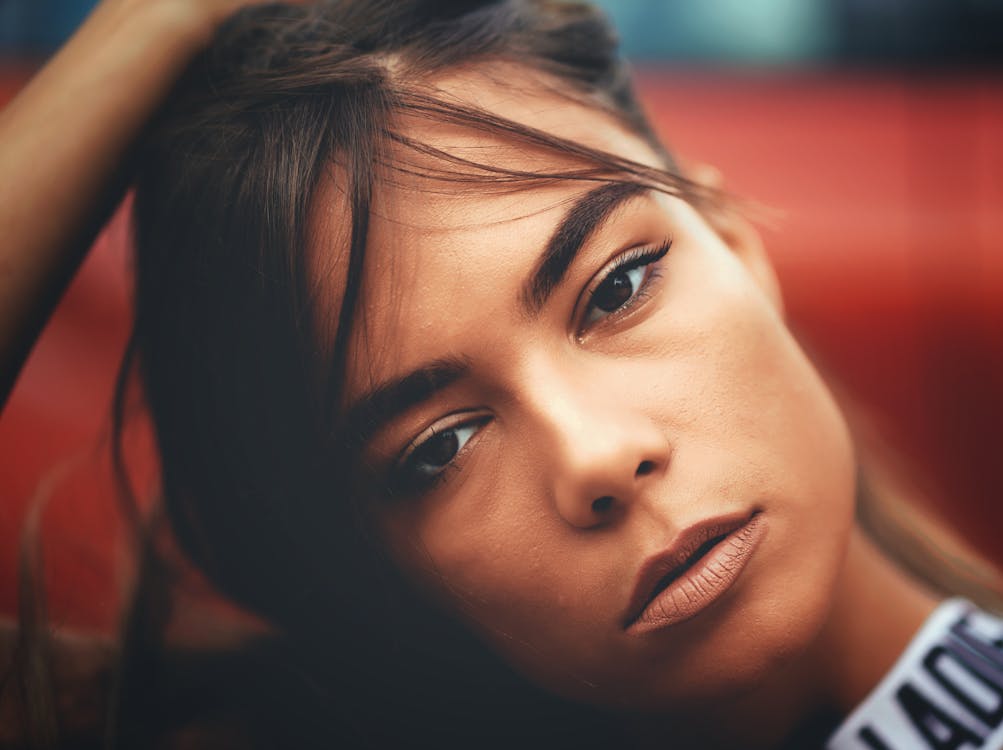 DIY How to make your own Eyebrow Stencil showing woman with thick eyebrows