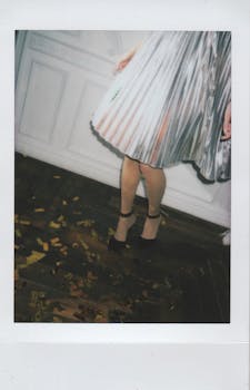 一位穿着高跟鞋和金属连衣裙的时尚女性在一场室内派对上被拍到