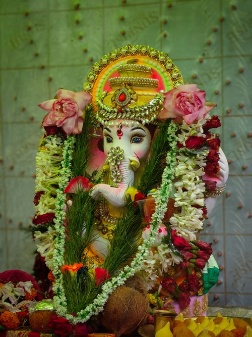 Free Colorful Ganesh idol adorned with flowers in Kolkata, India, capturing cultural essence. Stock Photo