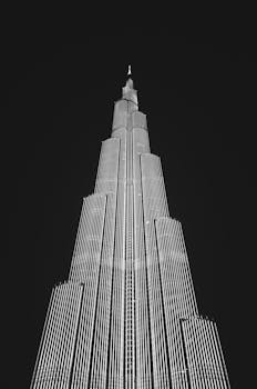 哈利法塔的黑白照片在夜空中显得格外醒目