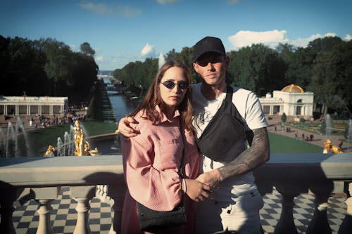 Pariskunta aurinkoisessa palatsipuutarhassa