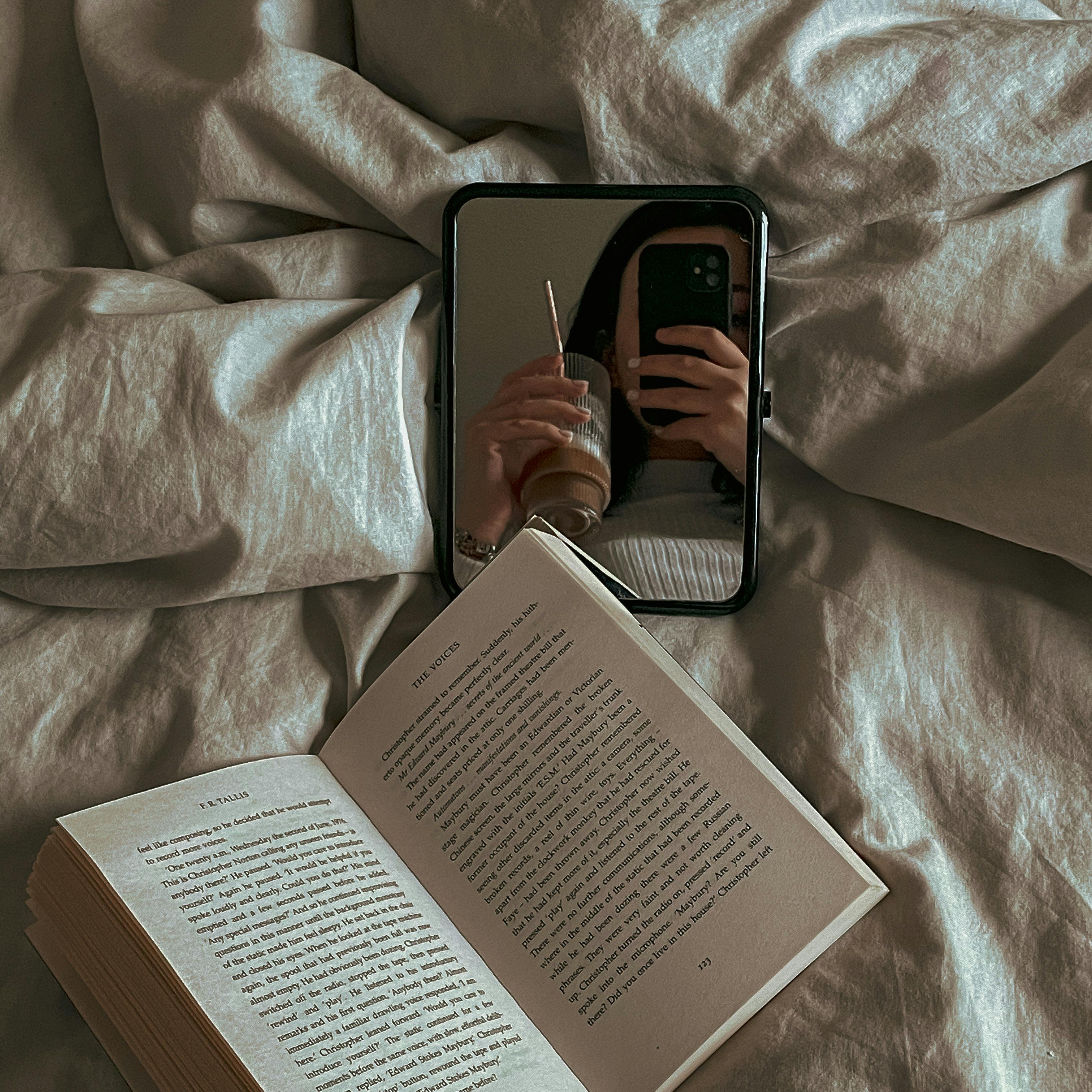 Beneficiile înlocuirii telefonului cu o carte înainte de culcare pentru un somn mai bun