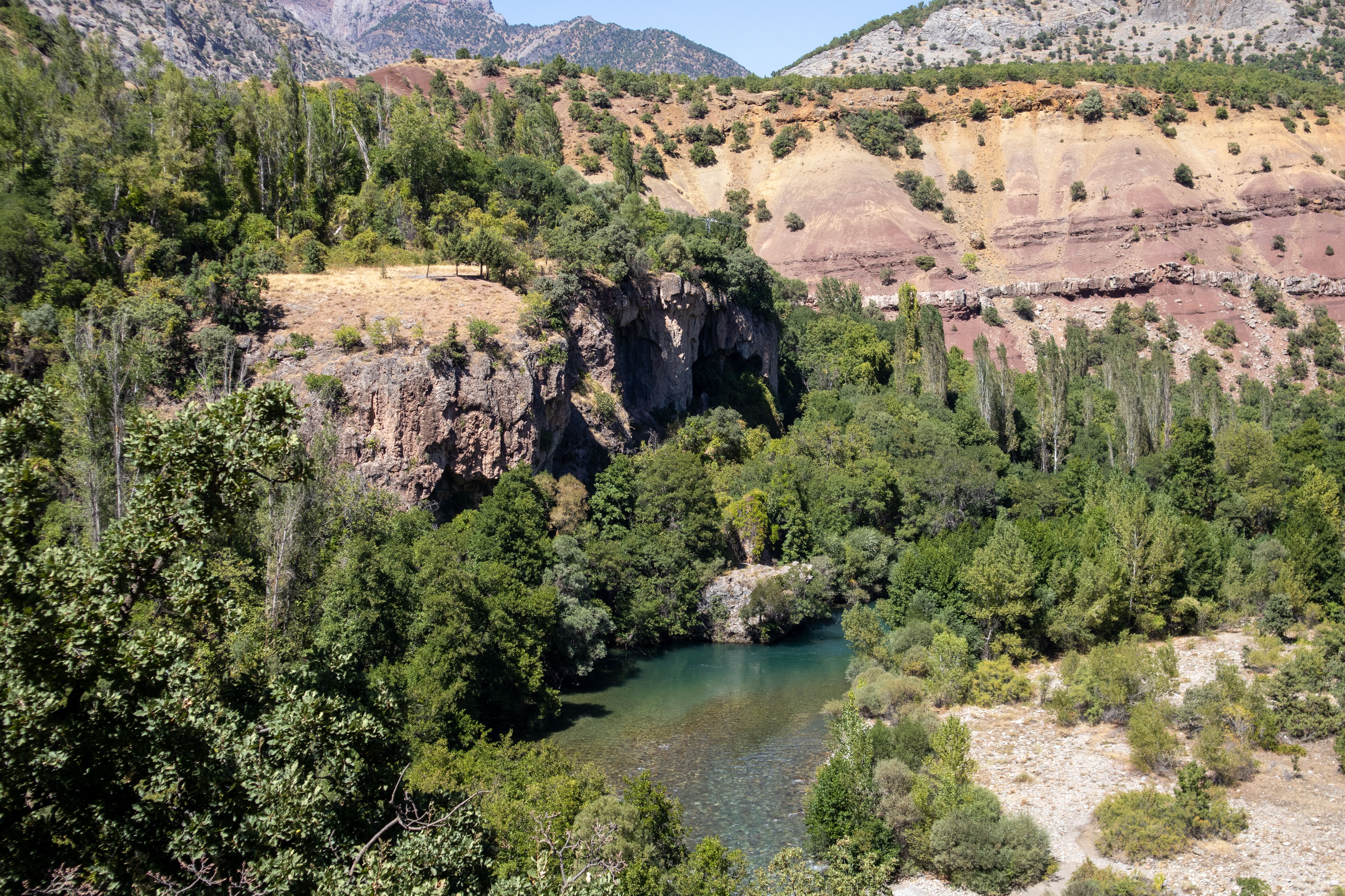 Breathtaking view of Munzur Valley with lush greenery and clear water in Tunceli, Türkiye.