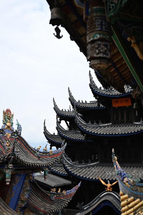 具有华丽设计的传统亚洲寺庙屋顶 · 免费素材图片